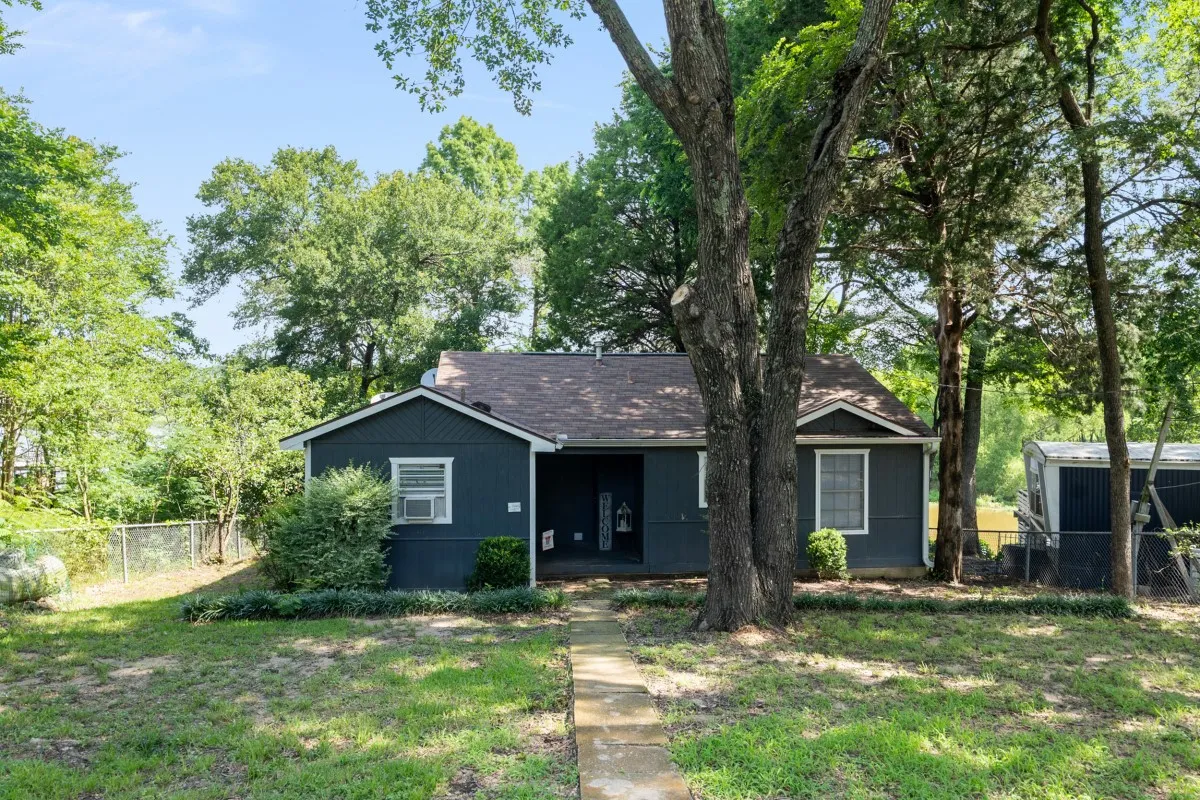 Single Family Residence For Rent in Henderson County , 140 Lynn Creek Drive, Mabank, Texas 75156, 3 Bedroom, 2 Bathroom, Garage spaces, 928 Sqft, built in 1986, mls#21403223, Real Estate Agent in Mabank, Homes For Rent in Henderson county, Homes For Rent in Mabank, Realtor in Mabank Texas, Real Estate Brokerage Independent Realty Texas, Luminita Cordes Realtor