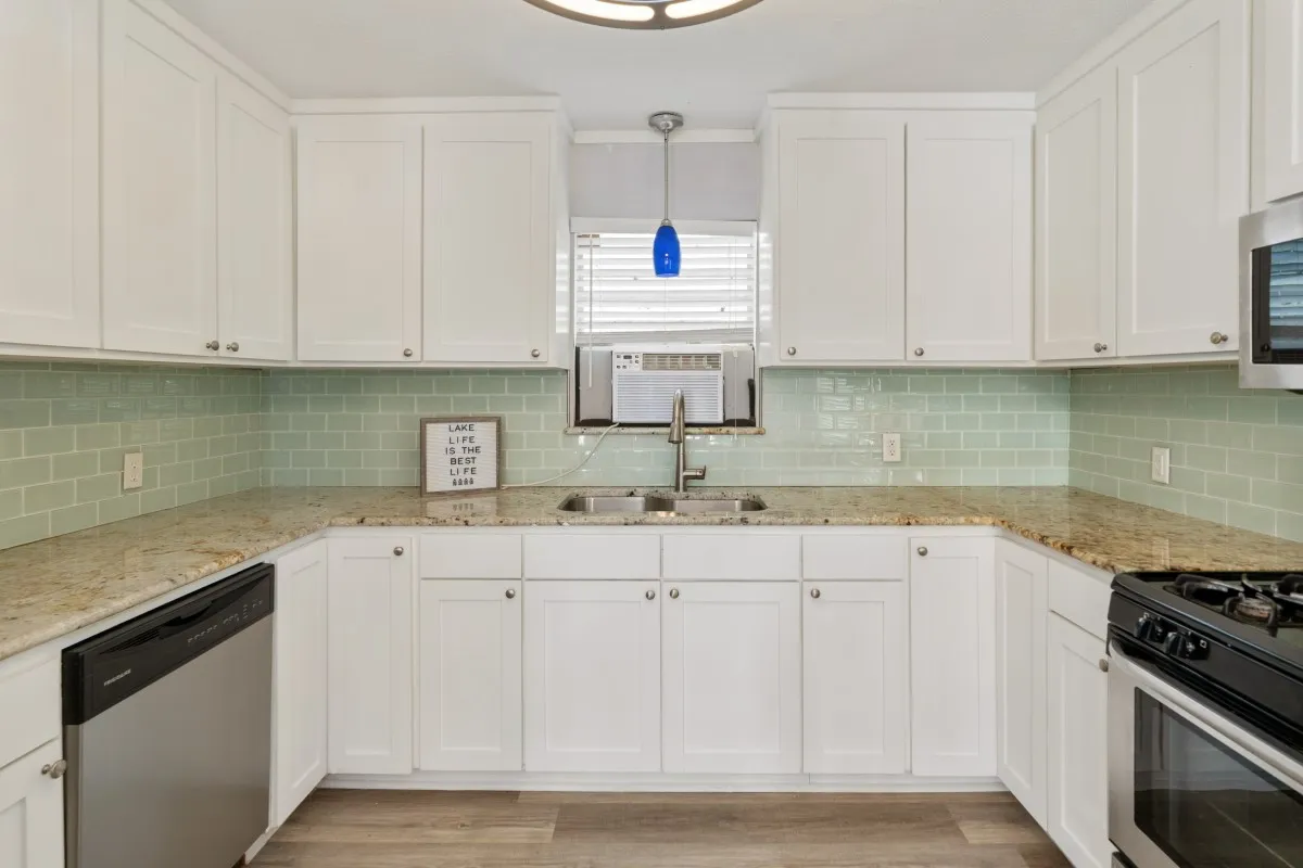 Single Family Residence For Rent in Henderson County , 140 Lynn Creek Drive, Mabank, Texas 75156, 3 Bedroom, 2 Bathroom, Garage spaces, 928 Sqft, built in 1986, mls#21403223, Real Estate Agent in Mabank, Homes For Rent in Henderson county, Homes For Rent in Mabank, Realtor in Mabank Texas, Real Estate Brokerage Independent Realty Texas, Luminita Cordes Realtor