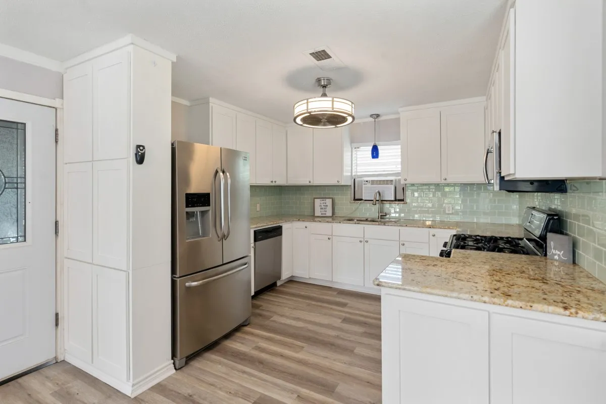 Single Family Residence For Rent in Henderson County , 140 Lynn Creek Drive, Mabank, Texas 75156, 3 Bedroom, 2 Bathroom, Garage spaces, 928 Sqft, built in 1986, mls#21403223, Real Estate Agent in Mabank, Homes For Rent in Henderson county, Homes For Rent in Mabank, Realtor in Mabank Texas, Real Estate Brokerage Independent Realty Texas, Luminita Cordes Realtor