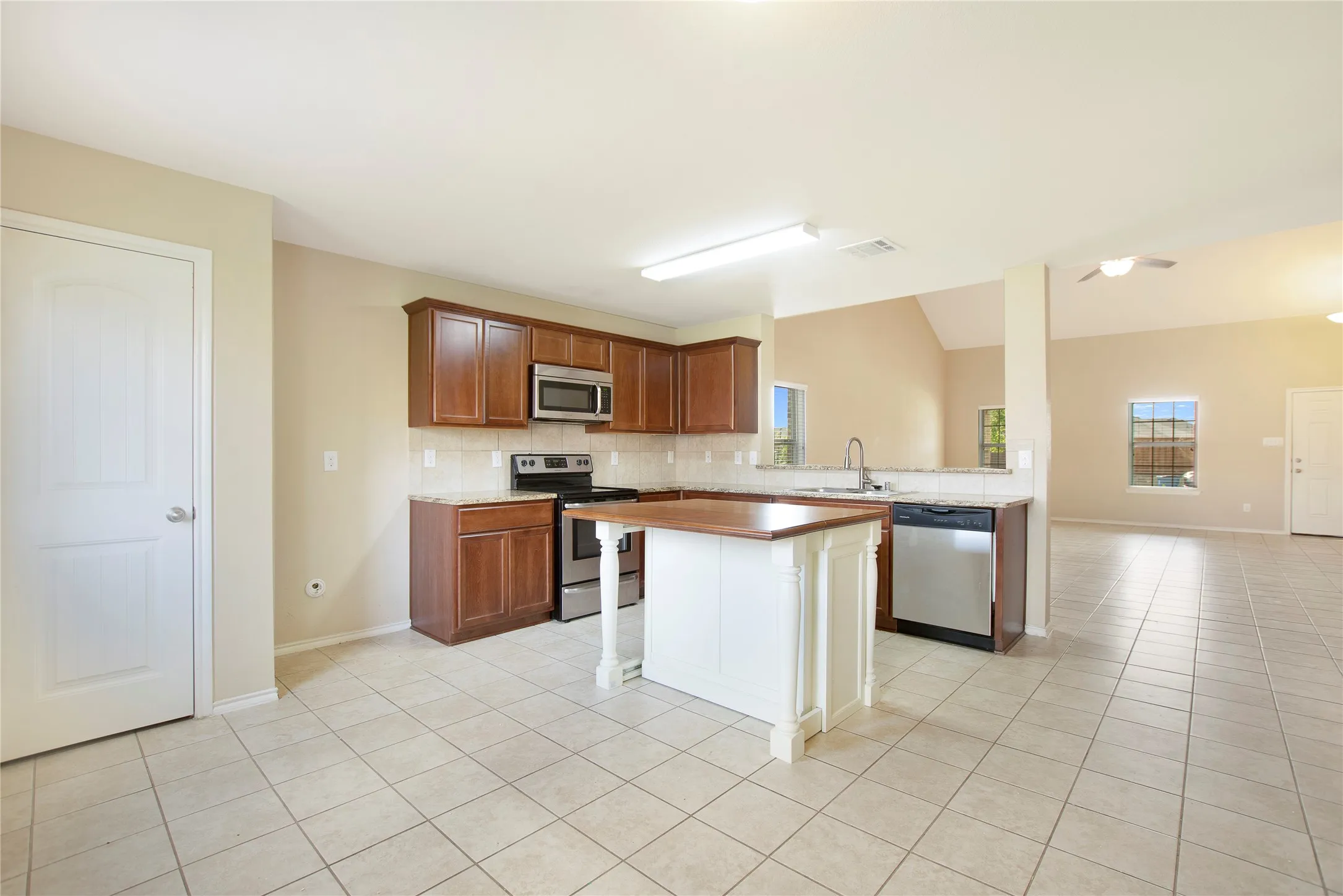 Single Family Residence For Sale in Kaufman County , 2007 Henly Drive, Forney, Texas 75126, 4 Bedroom, 3 Bathroom, 2 Garage spaces, 2,620 Sqft, built in 2017, mls#21403229, Real Estate Agent in Forney, Homes For Sale in Kaufman county, Homes For Sale in Forney, Realtor in Forney Texas, Real Estate Brokerage Independent Realty Texas, Luminita Cordes Realtor