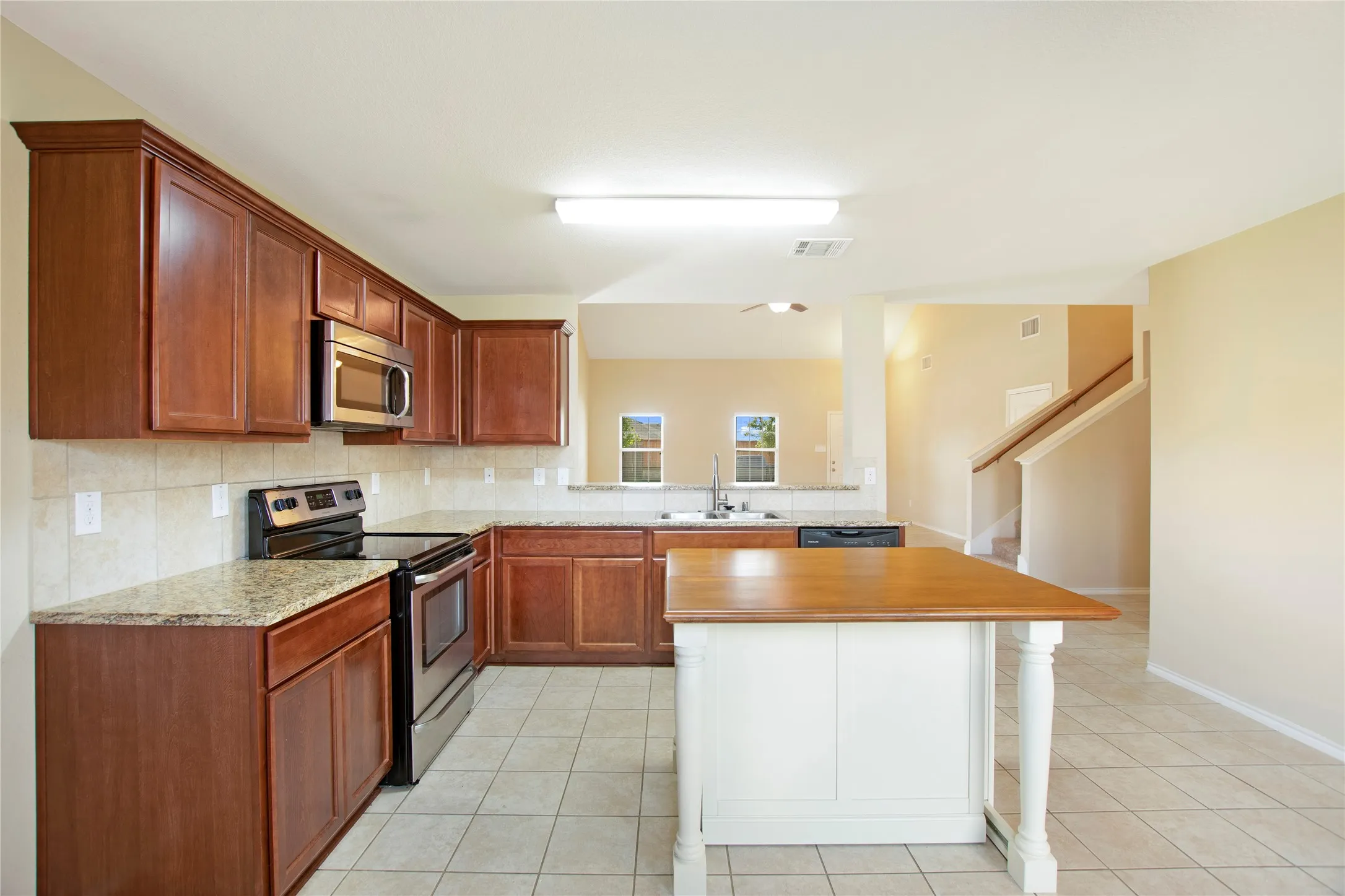 Single Family Residence For Sale in Kaufman County , 2007 Henly Drive, Forney, Texas 75126, 4 Bedroom, 3 Bathroom, 2 Garage spaces, 2,620 Sqft, built in 2017, mls#21403229, Real Estate Agent in Forney, Homes For Sale in Kaufman county, Homes For Sale in Forney, Realtor in Forney Texas, Real Estate Brokerage Independent Realty Texas, Luminita Cordes Realtor