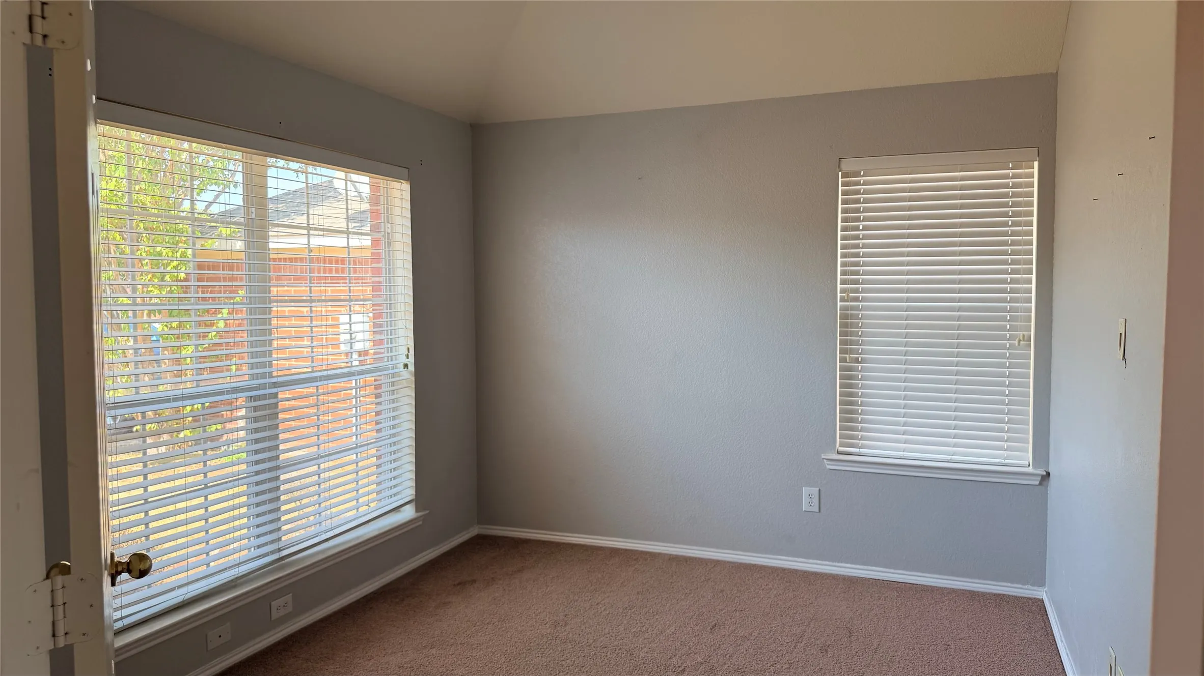 Single Family Residence For Rent in Tarrant County , 2013 Kingsbrook Trail, Fort Worth, Texas 76120, 3 Bedroom, 2 Bathroom, 2 Garage spaces, 1,718 Sqft, built in 2004, mls#21399470, Real Estate Agent in Fort Worth, Homes For Rent in Tarrant county, Homes For Rent in Fort Worth, Realtor in Fort Worth Texas, Real Estate Brokerage Independent Realty Texas, Luminita Cordes Realtor