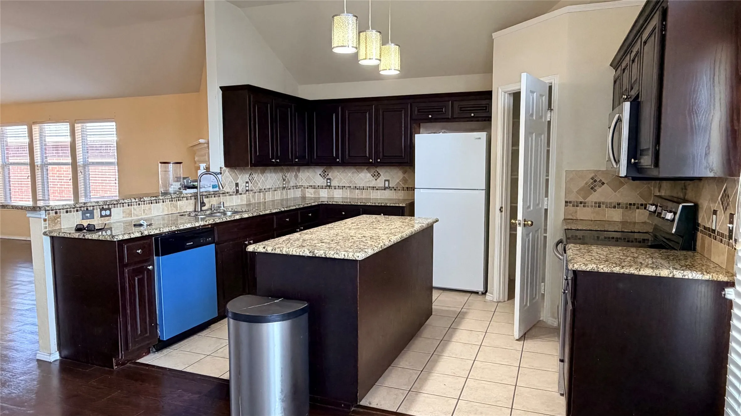 Single Family Residence For Rent in Tarrant County , 2013 Kingsbrook Trail, Fort Worth, Texas 76120, 3 Bedroom, 2 Bathroom, 2 Garage spaces, 1,718 Sqft, built in 2004, mls#21399470, Real Estate Agent in Fort Worth, Homes For Rent in Tarrant county, Homes For Rent in Fort Worth, Realtor in Fort Worth Texas, Real Estate Brokerage Independent Realty Texas, Luminita Cordes Realtor