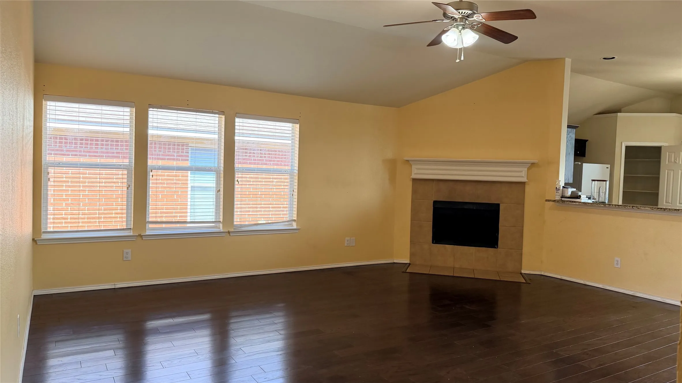 Single Family Residence For Rent in Tarrant County , 2013 Kingsbrook Trail, Fort Worth, Texas 76120, 3 Bedroom, 2 Bathroom, 2 Garage spaces, 1,718 Sqft, built in 2004, mls#21399470, Real Estate Agent in Fort Worth, Homes For Rent in Tarrant county, Homes For Rent in Fort Worth, Realtor in Fort Worth Texas, Real Estate Brokerage Independent Realty Texas, Luminita Cordes Realtor