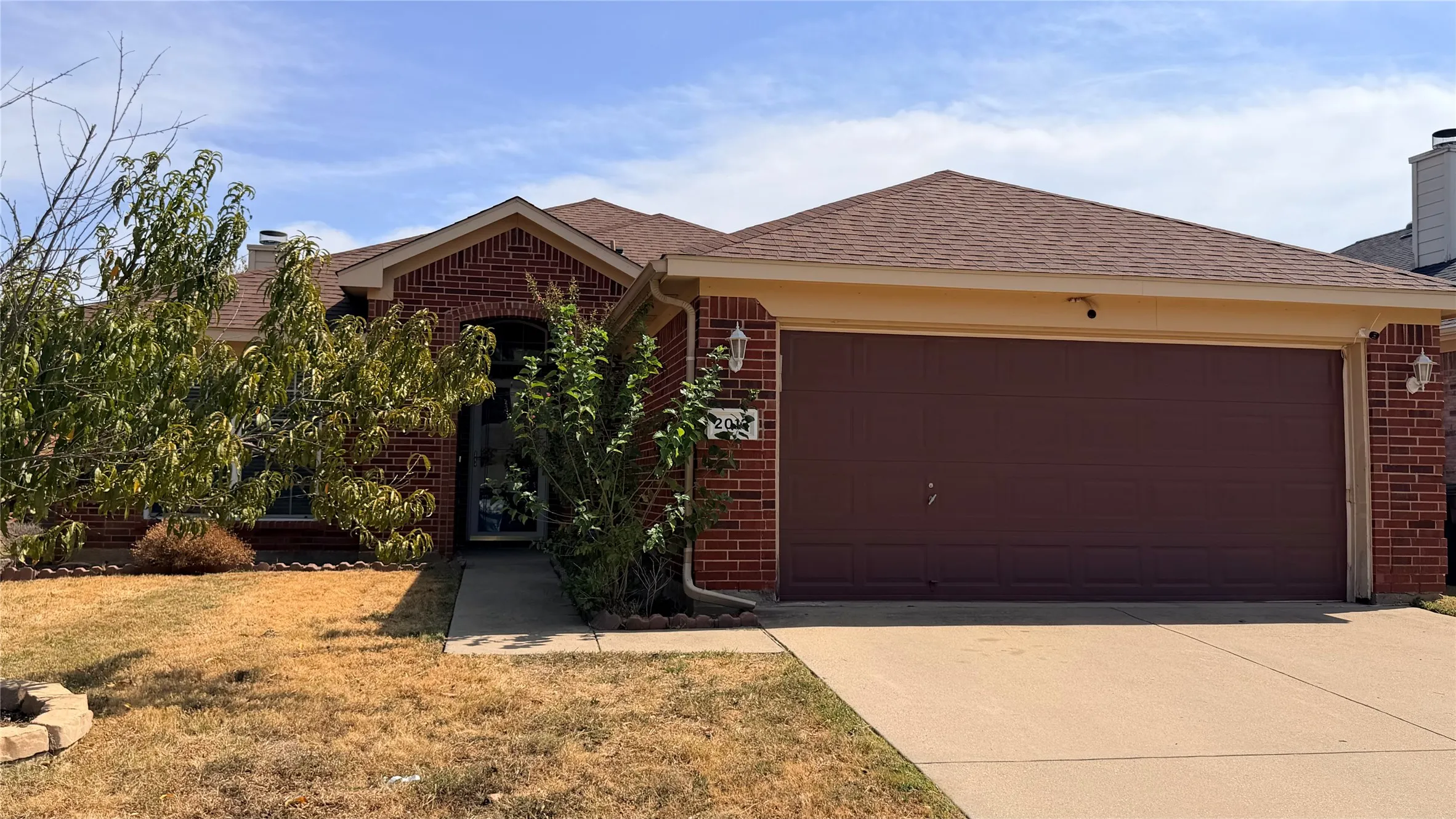 Single Family Residence For Rent in Tarrant County , 2013 Kingsbrook Trail, Fort Worth, Texas 76120, 3 Bedroom, 2 Bathroom, 2 Garage spaces, 1,718 Sqft, built in 2004, mls#21399470, Real Estate Agent in Fort Worth, Homes For Rent in Tarrant county, Homes For Rent in Fort Worth, Realtor in Fort Worth Texas, Real Estate Brokerage Independent Realty Texas, Luminita Cordes Realtor