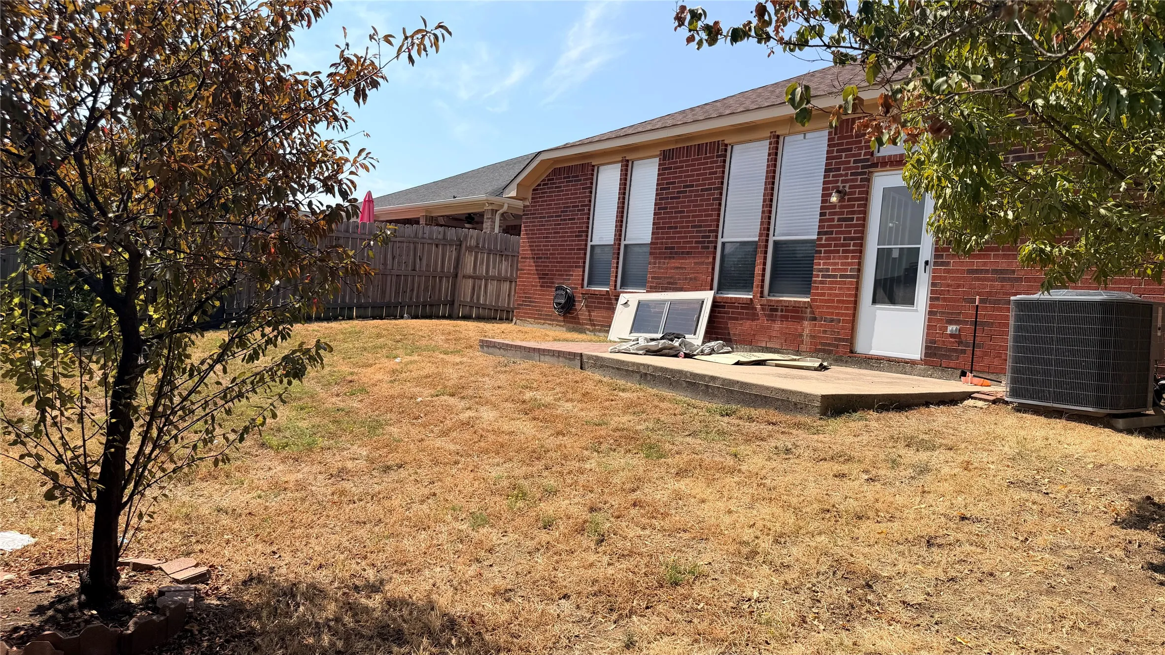 Single Family Residence For Rent in Tarrant County , 2013 Kingsbrook Trail, Fort Worth, Texas 76120, 3 Bedroom, 2 Bathroom, 2 Garage spaces, 1,718 Sqft, built in 2004, mls#21399470, Real Estate Agent in Fort Worth, Homes For Rent in Tarrant county, Homes For Rent in Fort Worth, Realtor in Fort Worth Texas, Real Estate Brokerage Independent Realty Texas, Luminita Cordes Realtor