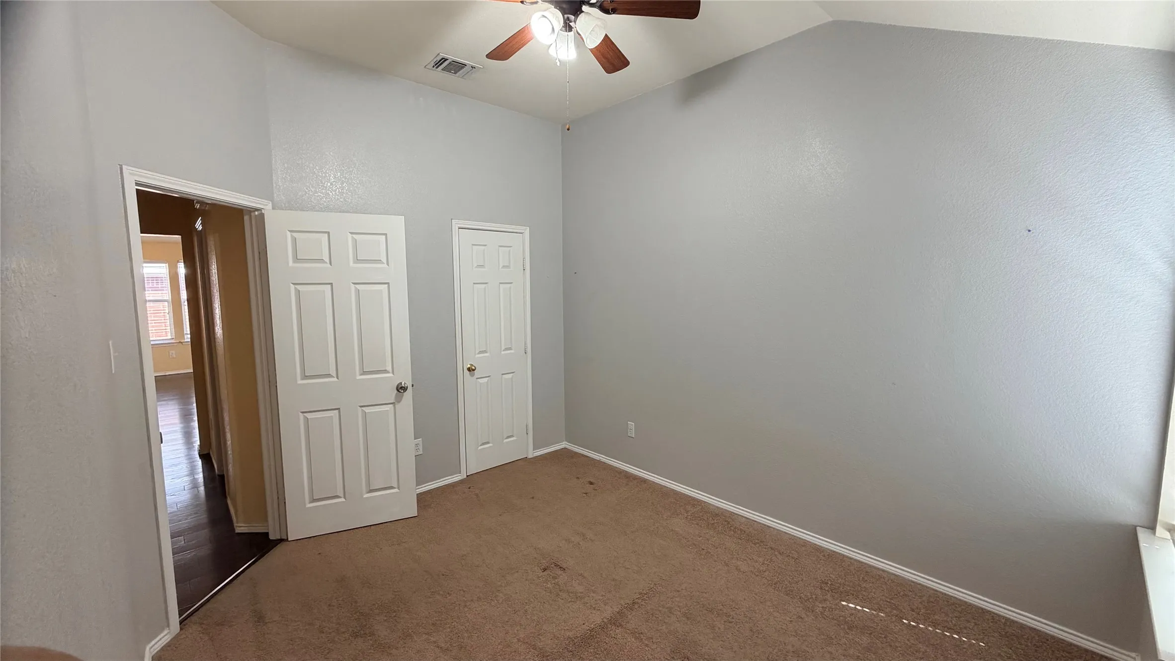 Single Family Residence For Rent in Tarrant County , 2013 Kingsbrook Trail, Fort Worth, Texas 76120, 3 Bedroom, 2 Bathroom, 2 Garage spaces, 1,718 Sqft, built in 2004, mls#21399470, Real Estate Agent in Fort Worth, Homes For Rent in Tarrant county, Homes For Rent in Fort Worth, Realtor in Fort Worth Texas, Real Estate Brokerage Independent Realty Texas, Luminita Cordes Realtor