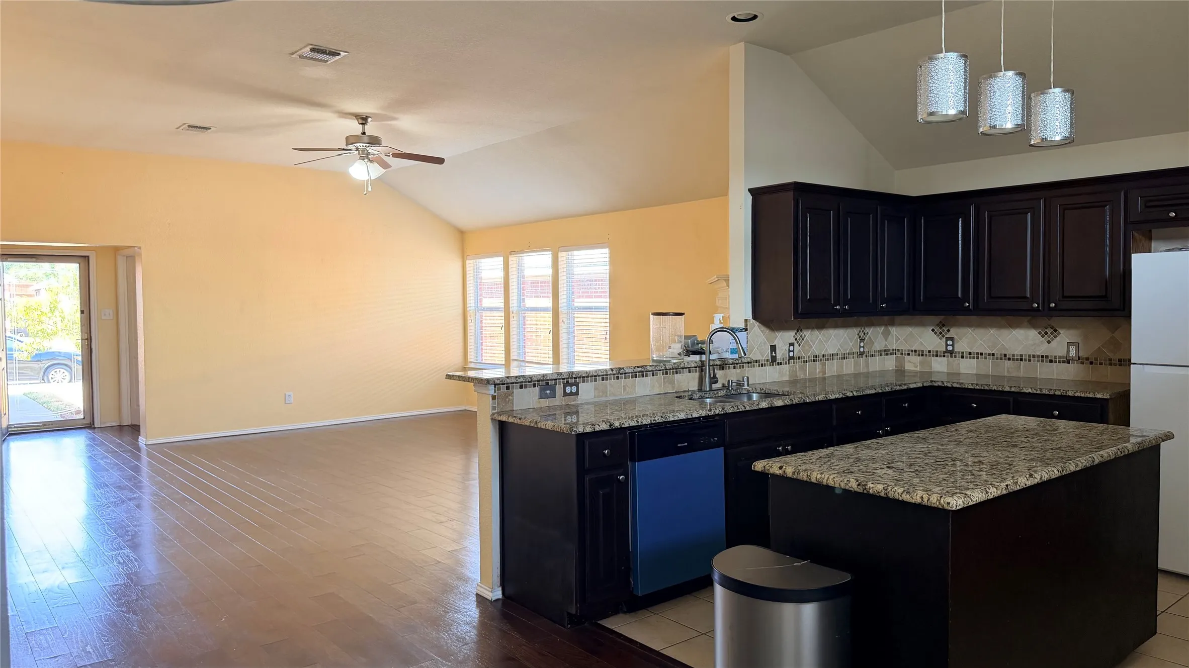 Single Family Residence For Rent in Tarrant County , 2013 Kingsbrook Trail, Fort Worth, Texas 76120, 3 Bedroom, 2 Bathroom, 2 Garage spaces, 1,718 Sqft, built in 2004, mls#21399470, Real Estate Agent in Fort Worth, Homes For Rent in Tarrant county, Homes For Rent in Fort Worth, Realtor in Fort Worth Texas, Real Estate Brokerage Independent Realty Texas, Luminita Cordes Realtor