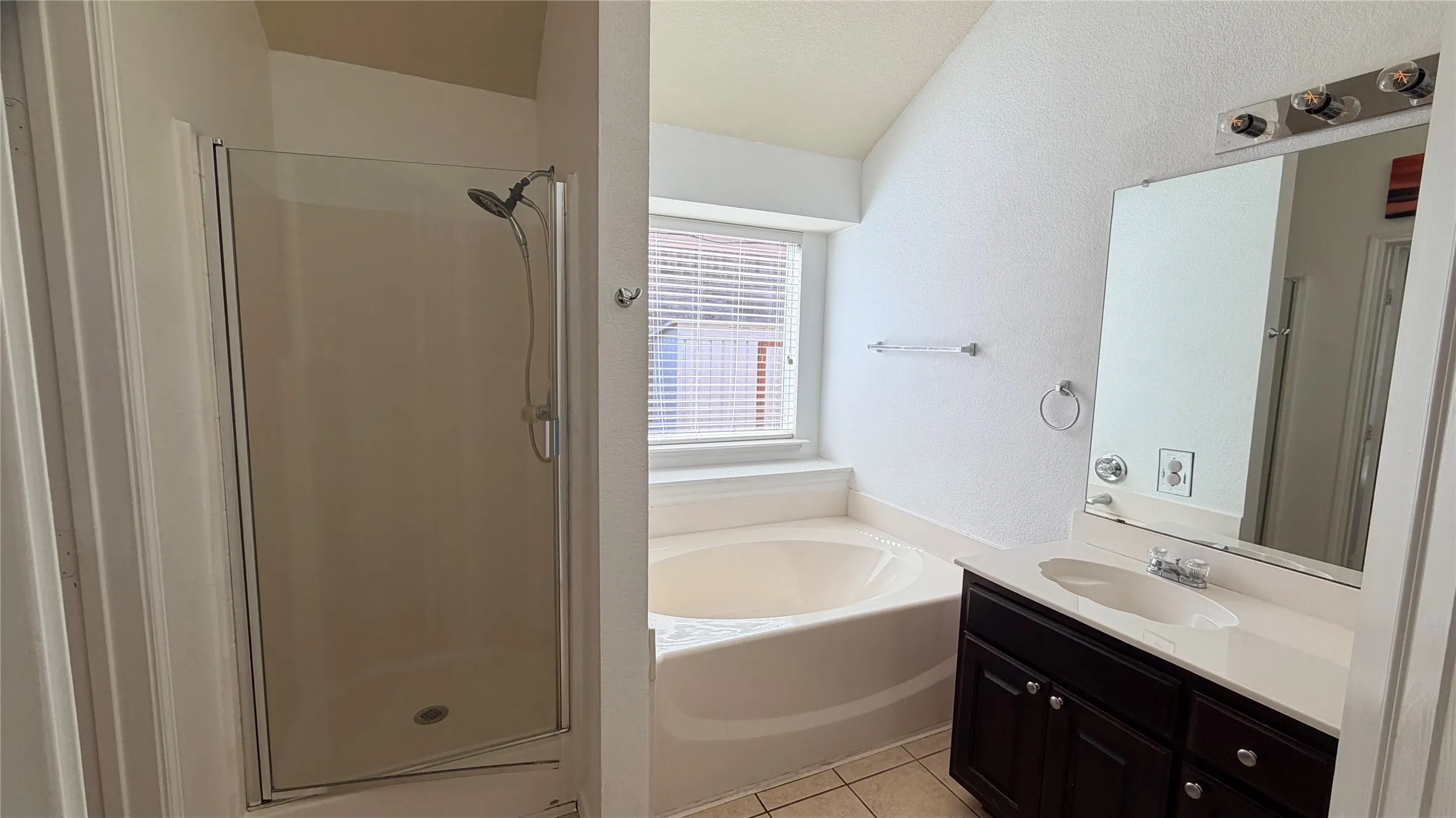 Single Family Residence For Rent in Tarrant County , 2013 Kingsbrook Trail, Fort Worth, Texas 76120, 3 Bedroom, 2 Bathroom, 2 Garage spaces, 1,718 Sqft, built in 2004, mls#21399470, Real Estate Agent in Fort Worth, Homes For Rent in Tarrant county, Homes For Rent in Fort Worth, Realtor in Fort Worth Texas, Real Estate Brokerage Independent Realty Texas, Luminita Cordes Realtor