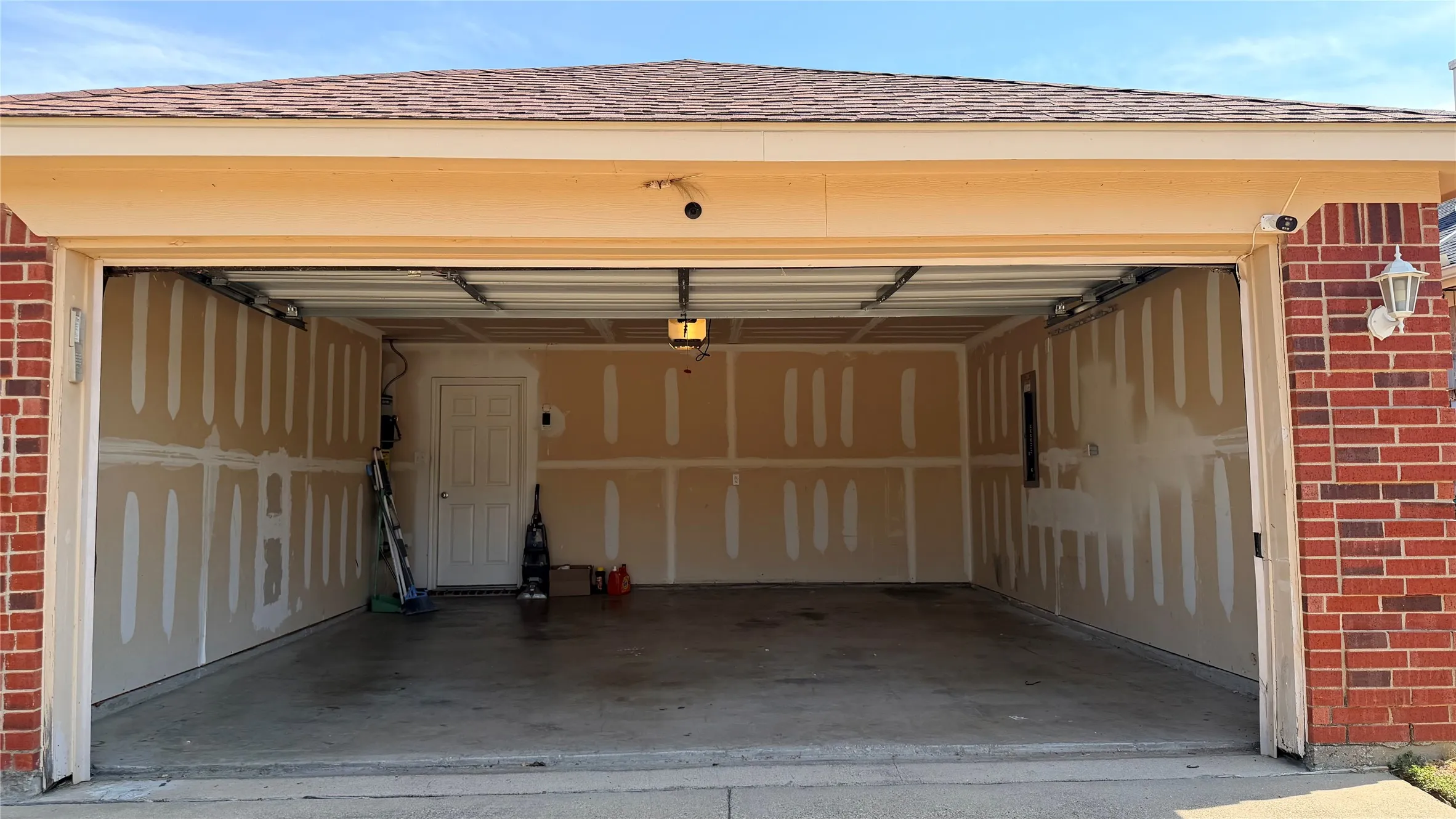 Single Family Residence For Rent in Tarrant County , 2013 Kingsbrook Trail, Fort Worth, Texas 76120, 3 Bedroom, 2 Bathroom, 2 Garage spaces, 1,718 Sqft, built in 2004, mls#21399470, Real Estate Agent in Fort Worth, Homes For Rent in Tarrant county, Homes For Rent in Fort Worth, Realtor in Fort Worth Texas, Real Estate Brokerage Independent Realty Texas, Luminita Cordes Realtor