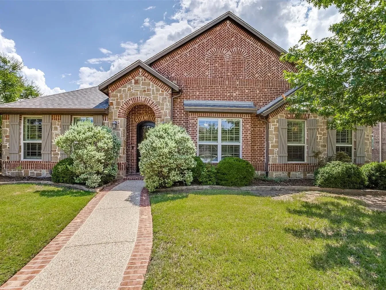 Brick and stone facade with an arched​​‌​​​​‌​​‌‌​‌‌​​​‌‌​‌​‌​‌​​​‌​​ entry