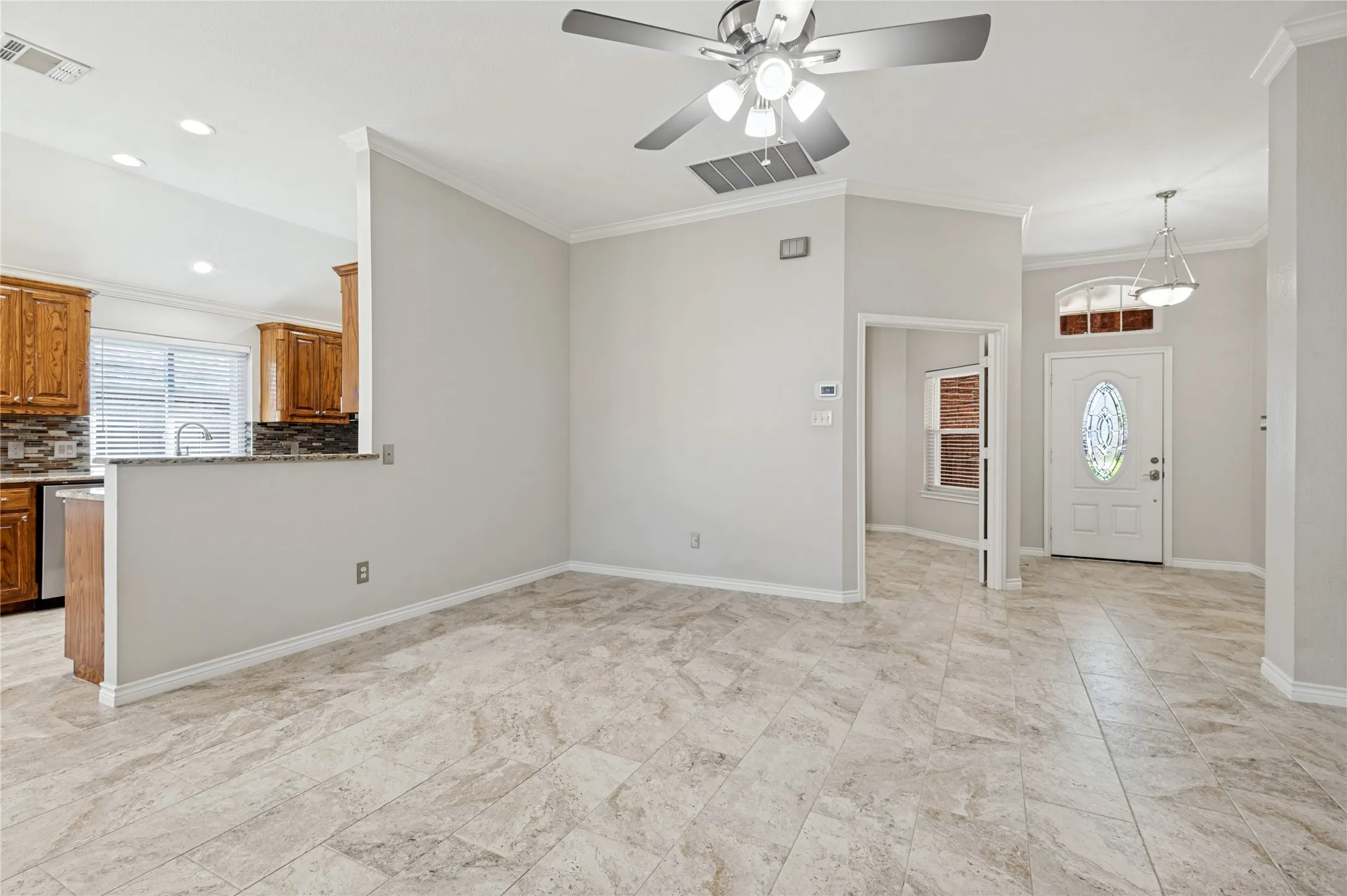 Single Family Residence For Sale in Tarrant County , 5816 Windy Meadow Lane, Grand Prairie, Texas 75052, 3 Bedroom, 2 Bathroom, 2 Garage spaces, 1,865 Sqft, built in 2005, mls#21399741, Real Estate Agent in Grand Prairie, Homes For Sale in Tarrant county, Homes For Sale in Grand Prairie, Realtor in Grand Prairie Texas, Real Estate Brokerage Independent Realty Texas, Luminita Cordes Realtor