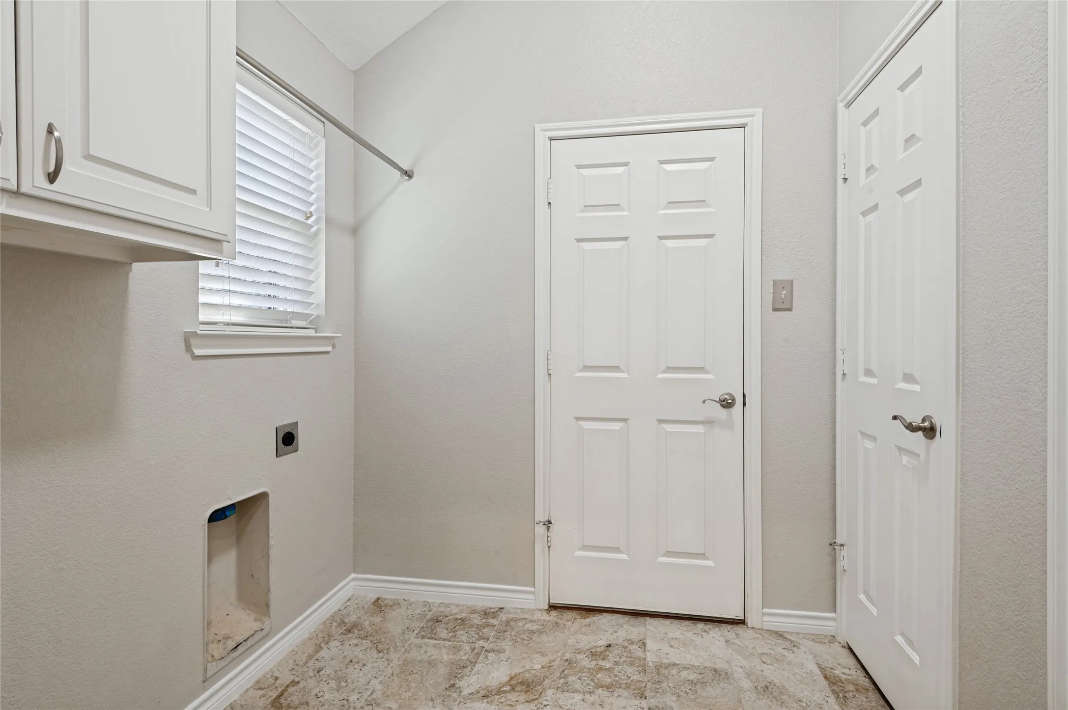 Single Family Residence For Sale in Tarrant County , 5816 Windy Meadow Lane, Grand Prairie, Texas 75052, 3 Bedroom, 2 Bathroom, 2 Garage spaces, 1,865 Sqft, built in 2005, mls#21399741, Real Estate Agent in Grand Prairie, Homes For Sale in Tarrant county, Homes For Sale in Grand Prairie, Realtor in Grand Prairie Texas, Real Estate Brokerage Independent Realty Texas, Luminita Cordes Realtor