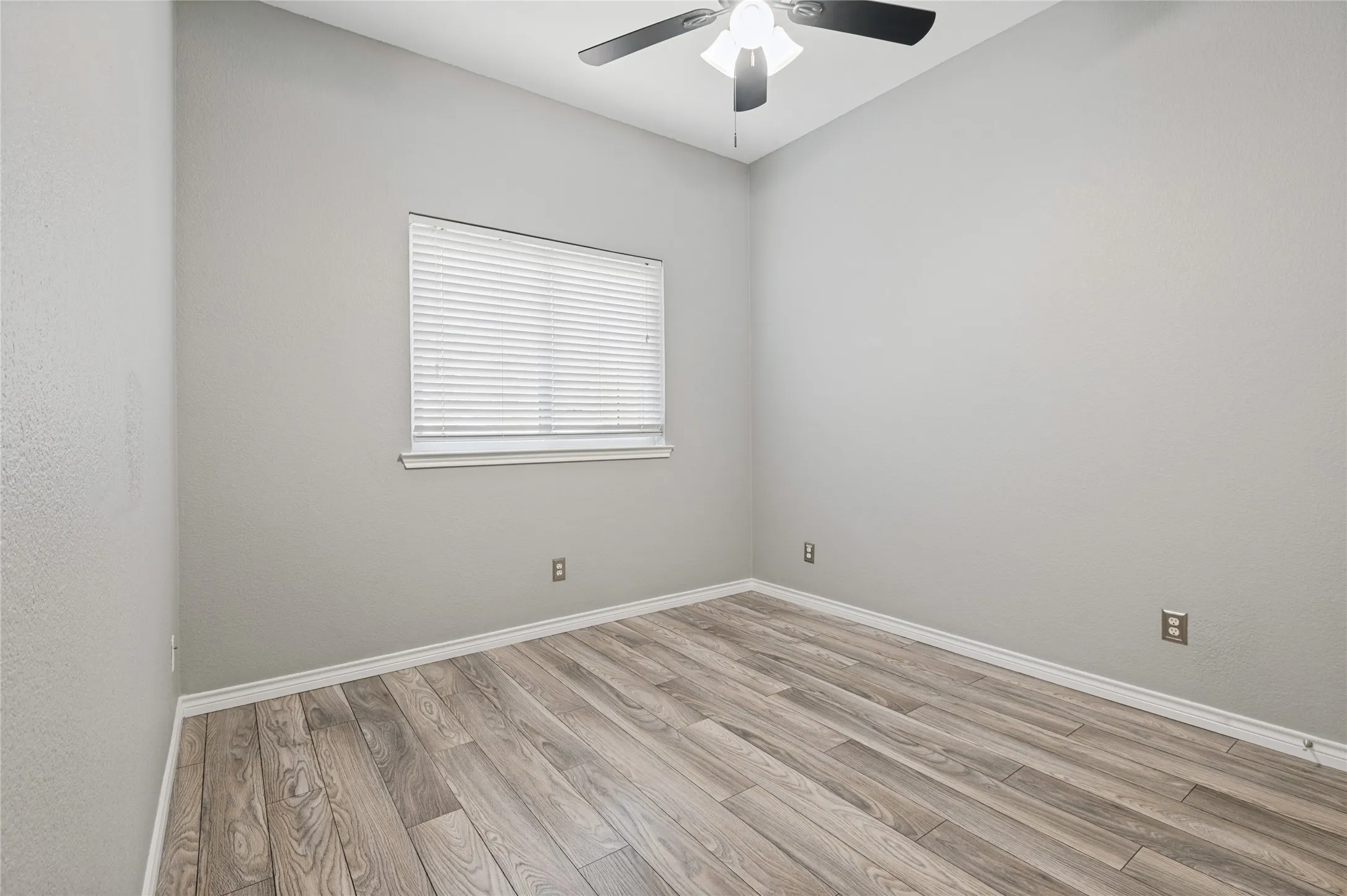 Single Family Residence For Sale in Tarrant County , 5816 Windy Meadow Lane, Grand Prairie, Texas 75052, 3 Bedroom, 2 Bathroom, 2 Garage spaces, 1,865 Sqft, built in 2005, mls#21399741, Real Estate Agent in Grand Prairie, Homes For Sale in Tarrant county, Homes For Sale in Grand Prairie, Realtor in Grand Prairie Texas, Real Estate Brokerage Independent Realty Texas, Luminita Cordes Realtor