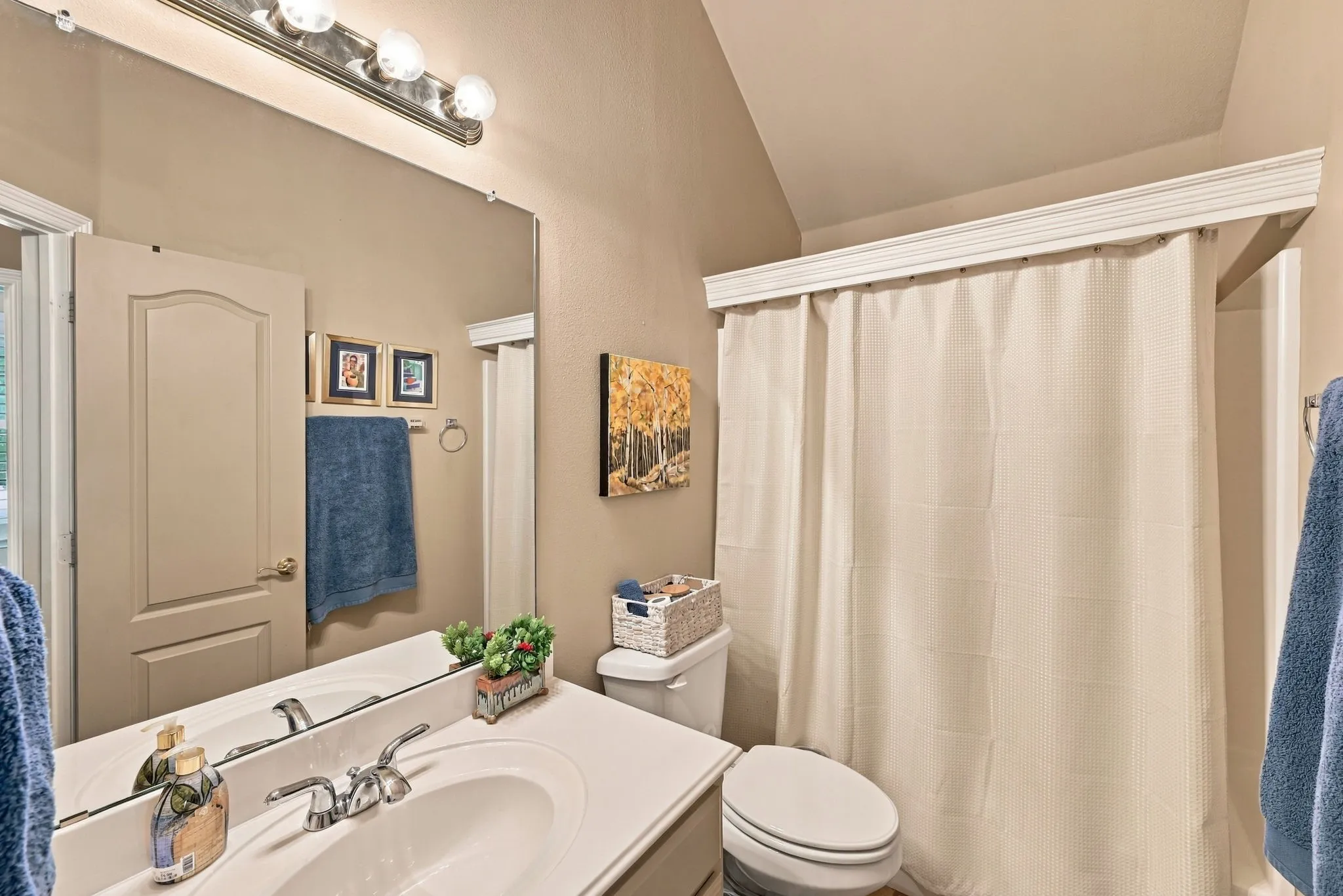 Single Family Residence For Sale in Tarrant County , 6033 Roaring Springs Drive, North Richland Hills, Texas 76180, 3 Bedroom, 2 Bathroom, 2 Garage spaces, 1,683 Sqft, built in 2003, mls#21402551, Real Estate Agent in North Richland Hills, Homes For Sale in Tarrant county, Homes For Sale in North Richland Hills, Realtor in North Richland Hills Texas, Real Estate Brokerage Independent Realty Texas, Luminita Cordes Realtor
