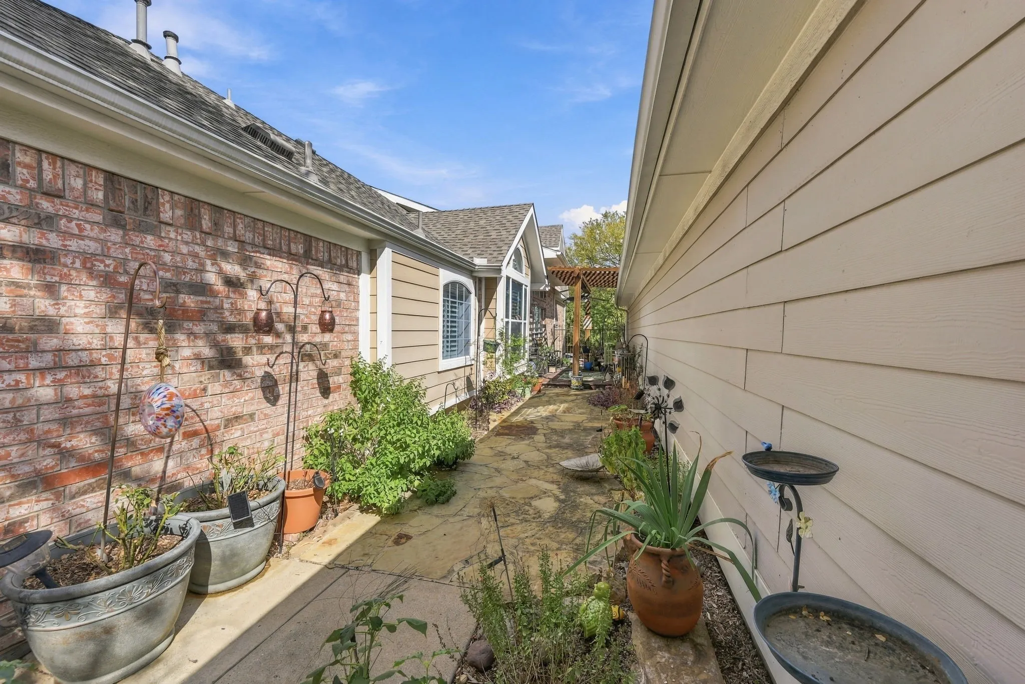Single Family Residence For Sale in Tarrant County , 6033 Roaring Springs Drive, North Richland Hills, Texas 76180, 3 Bedroom, 2 Bathroom, 2 Garage spaces, 1,683 Sqft, built in 2003, mls#21402551, Real Estate Agent in North Richland Hills, Homes For Sale in Tarrant county, Homes For Sale in North Richland Hills, Realtor in North Richland Hills Texas, Real Estate Brokerage Independent Realty Texas, Luminita Cordes Realtor