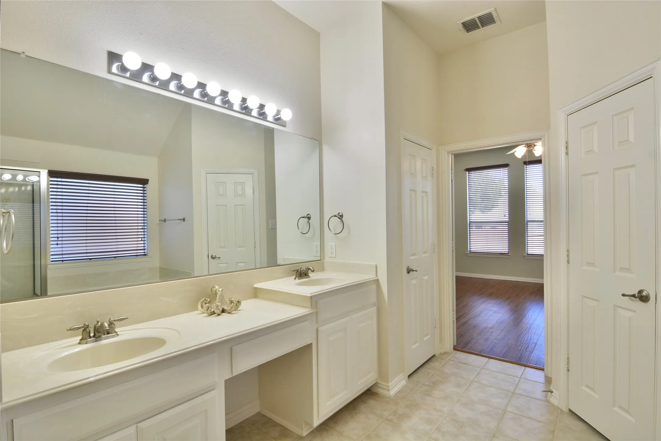 Single Family Residence For Rent in Tarrant County , 12420 Grey Twig Drive, Fort Worth, Texas 76244, 4 Bedroom, 2 Bathroom, 2 Garage spaces, 2,404 Sqft, built in 2006, mls#21402004, Real Estate Agent in Fort Worth, Homes For Rent in Tarrant county, Homes For Rent in Fort Worth, Realtor in Fort Worth Texas, Real Estate Brokerage Independent Realty Texas, Luminita Cordes Realtor