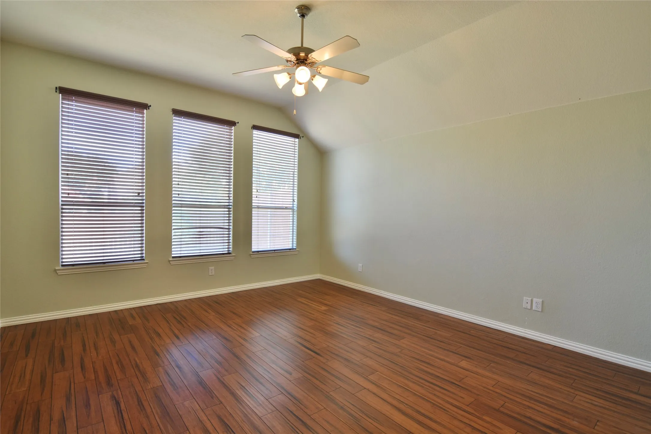 Single Family Residence For Rent in Tarrant County , 12420 Grey Twig Drive, Fort Worth, Texas 76244, 4 Bedroom, 2 Bathroom, 2 Garage spaces, 2,404 Sqft, built in 2006, mls#21402004, Real Estate Agent in Fort Worth, Homes For Rent in Tarrant county, Homes For Rent in Fort Worth, Realtor in Fort Worth Texas, Real Estate Brokerage Independent Realty Texas, Luminita Cordes Realtor