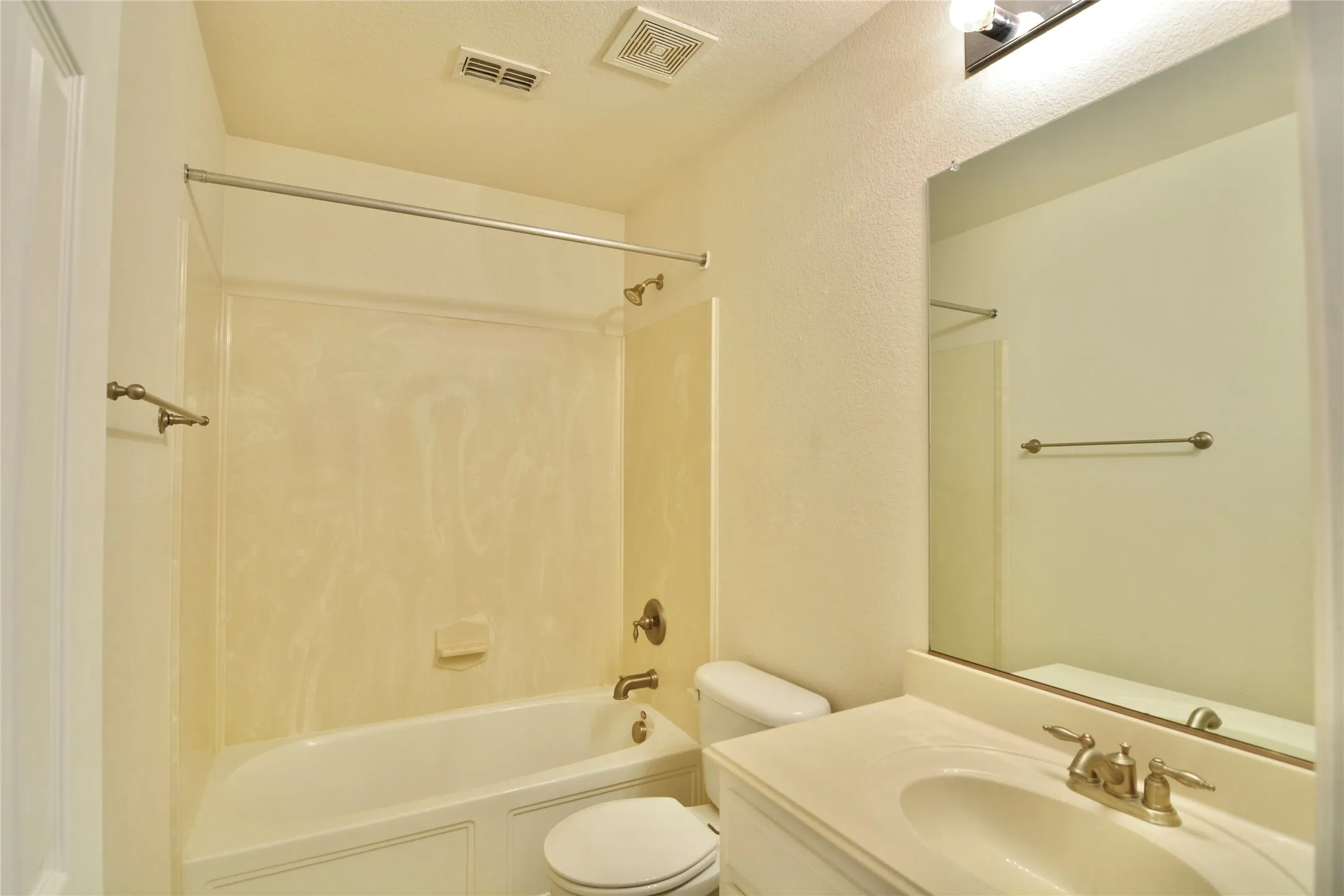 Single Family Residence For Rent in Tarrant County , 12420 Grey Twig Drive, Fort Worth, Texas 76244, 4 Bedroom, 2 Bathroom, 2 Garage spaces, 2,404 Sqft, built in 2006, mls#21402004, Real Estate Agent in Fort Worth, Homes For Rent in Tarrant county, Homes For Rent in Fort Worth, Realtor in Fort Worth Texas, Real Estate Brokerage Independent Realty Texas, Luminita Cordes Realtor