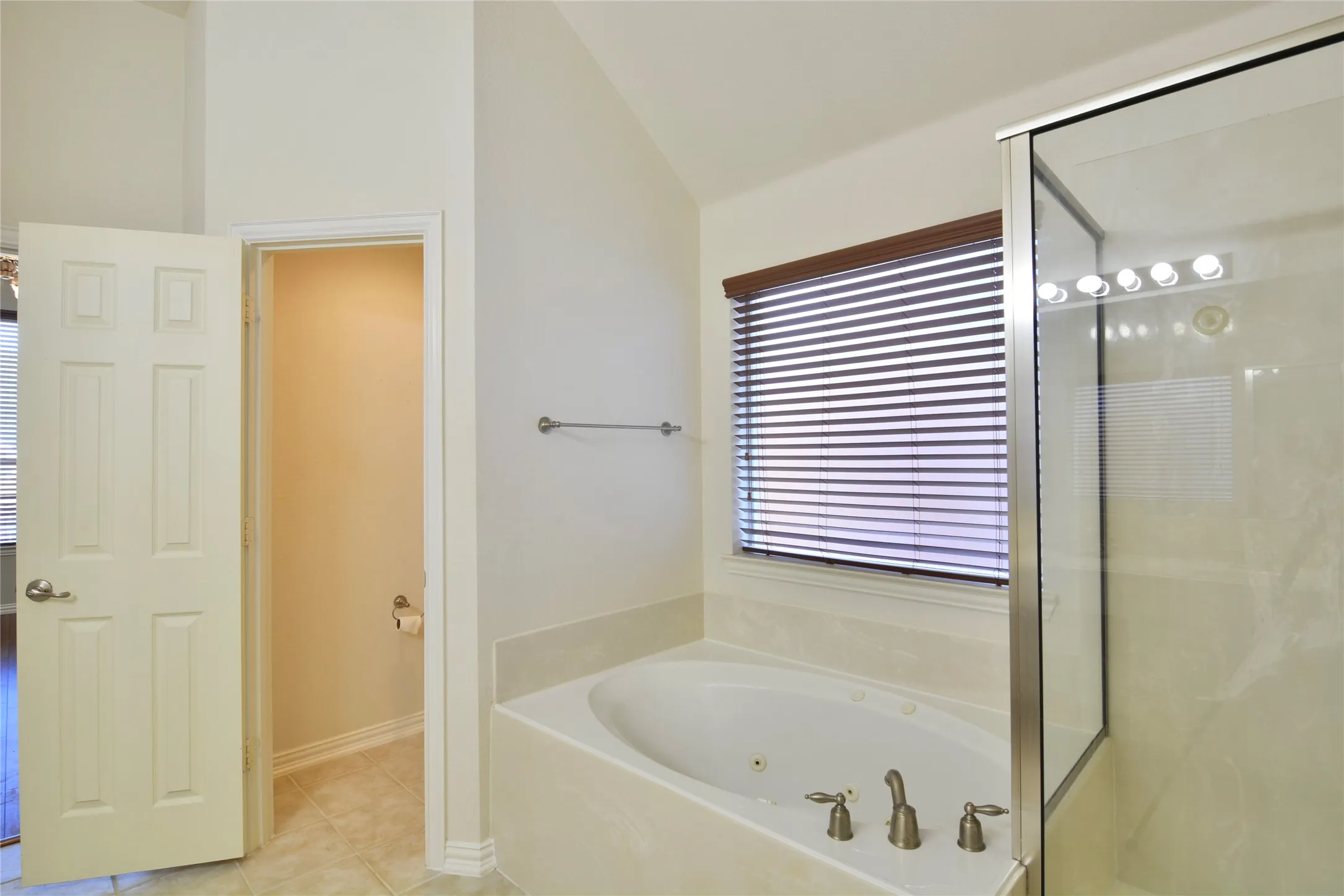 Single Family Residence For Rent in Tarrant County , 12420 Grey Twig Drive, Fort Worth, Texas 76244, 4 Bedroom, 2 Bathroom, 2 Garage spaces, 2,404 Sqft, built in 2006, mls#21402004, Real Estate Agent in Fort Worth, Homes For Rent in Tarrant county, Homes For Rent in Fort Worth, Realtor in Fort Worth Texas, Real Estate Brokerage Independent Realty Texas, Luminita Cordes Realtor