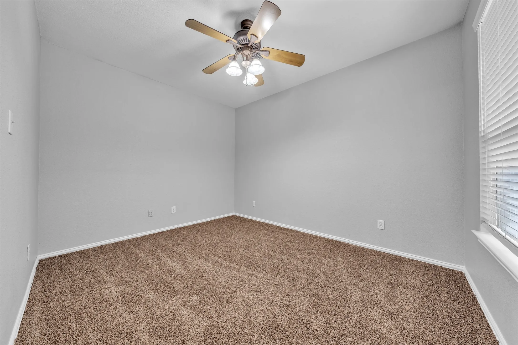 Single Family Residence For Sale in Tarrant County , 5448 Pecan Creek Circle, Fort Worth, Texas 76244, 3 Bedroom, 3 Bathroom, 2 Garage spaces, 1,985 Sqft, built in 2002, mls#21403241, Real Estate Agent in Fort Worth, Homes For Sale in Tarrant county, Homes For Sale in Fort Worth, Realtor in Fort Worth Texas, Real Estate Brokerage Independent Realty Texas, Luminita Cordes Realtor