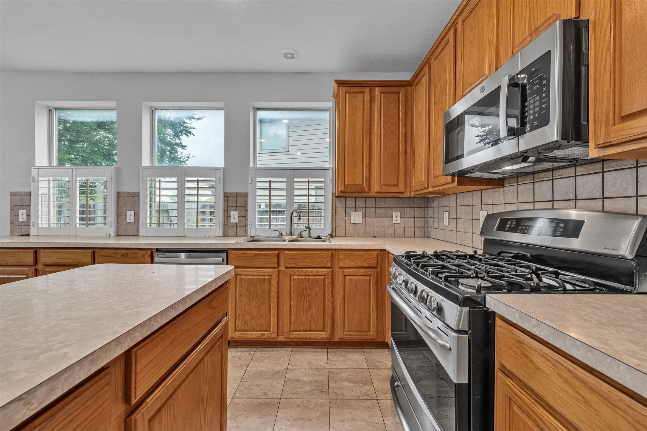 Single Family Residence For Sale in Tarrant County , 5448 Pecan Creek Circle, Fort Worth, Texas 76244, 3 Bedroom, 3 Bathroom, 2 Garage spaces, 1,985 Sqft, built in 2002, mls#21403241, Real Estate Agent in Fort Worth, Homes For Sale in Tarrant county, Homes For Sale in Fort Worth, Realtor in Fort Worth Texas, Real Estate Brokerage Independent Realty Texas, Luminita Cordes Realtor