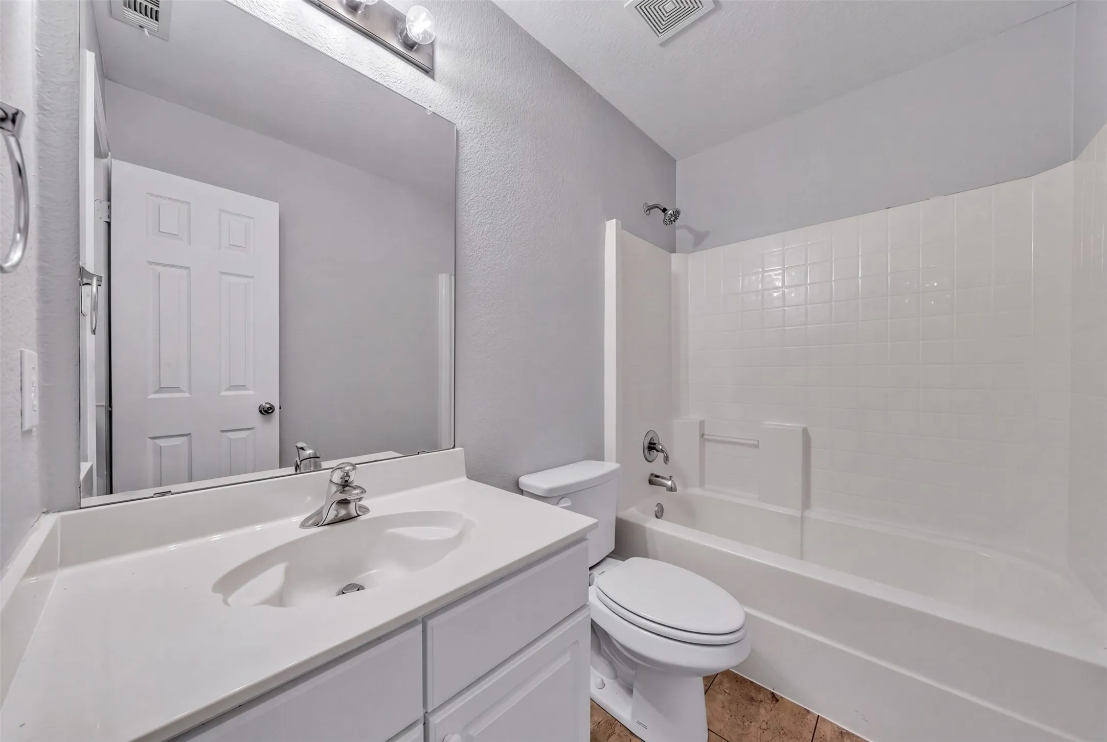 Single Family Residence For Sale in Tarrant County , 5448 Pecan Creek Circle, Fort Worth, Texas 76244, 3 Bedroom, 3 Bathroom, 2 Garage spaces, 1,985 Sqft, built in 2002, mls#21403241, Real Estate Agent in Fort Worth, Homes For Sale in Tarrant county, Homes For Sale in Fort Worth, Realtor in Fort Worth Texas, Real Estate Brokerage Independent Realty Texas, Luminita Cordes Realtor