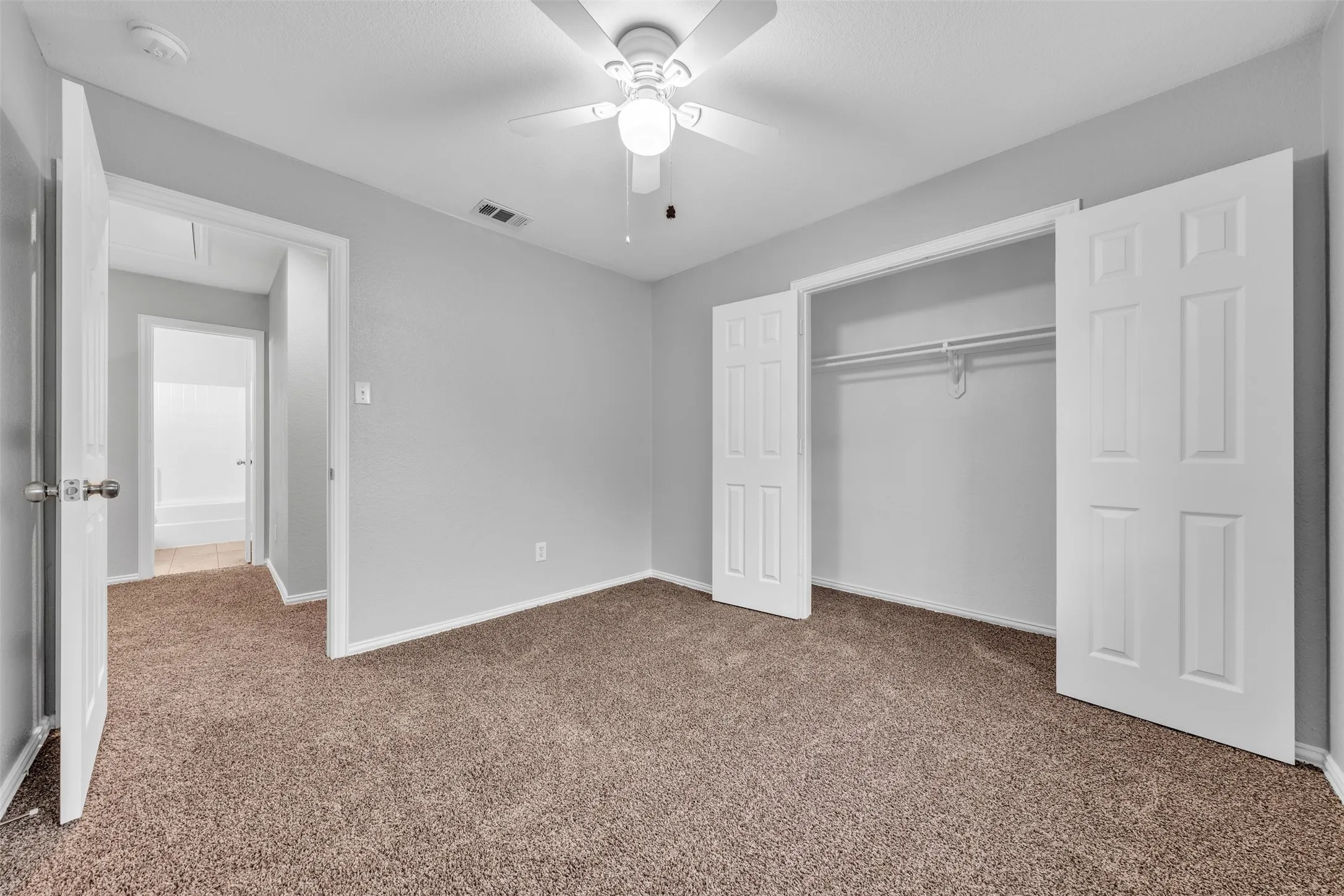 Single Family Residence For Sale in Tarrant County , 5448 Pecan Creek Circle, Fort Worth, Texas 76244, 3 Bedroom, 3 Bathroom, 2 Garage spaces, 1,985 Sqft, built in 2002, mls#21403241, Real Estate Agent in Fort Worth, Homes For Sale in Tarrant county, Homes For Sale in Fort Worth, Realtor in Fort Worth Texas, Real Estate Brokerage Independent Realty Texas, Luminita Cordes Realtor