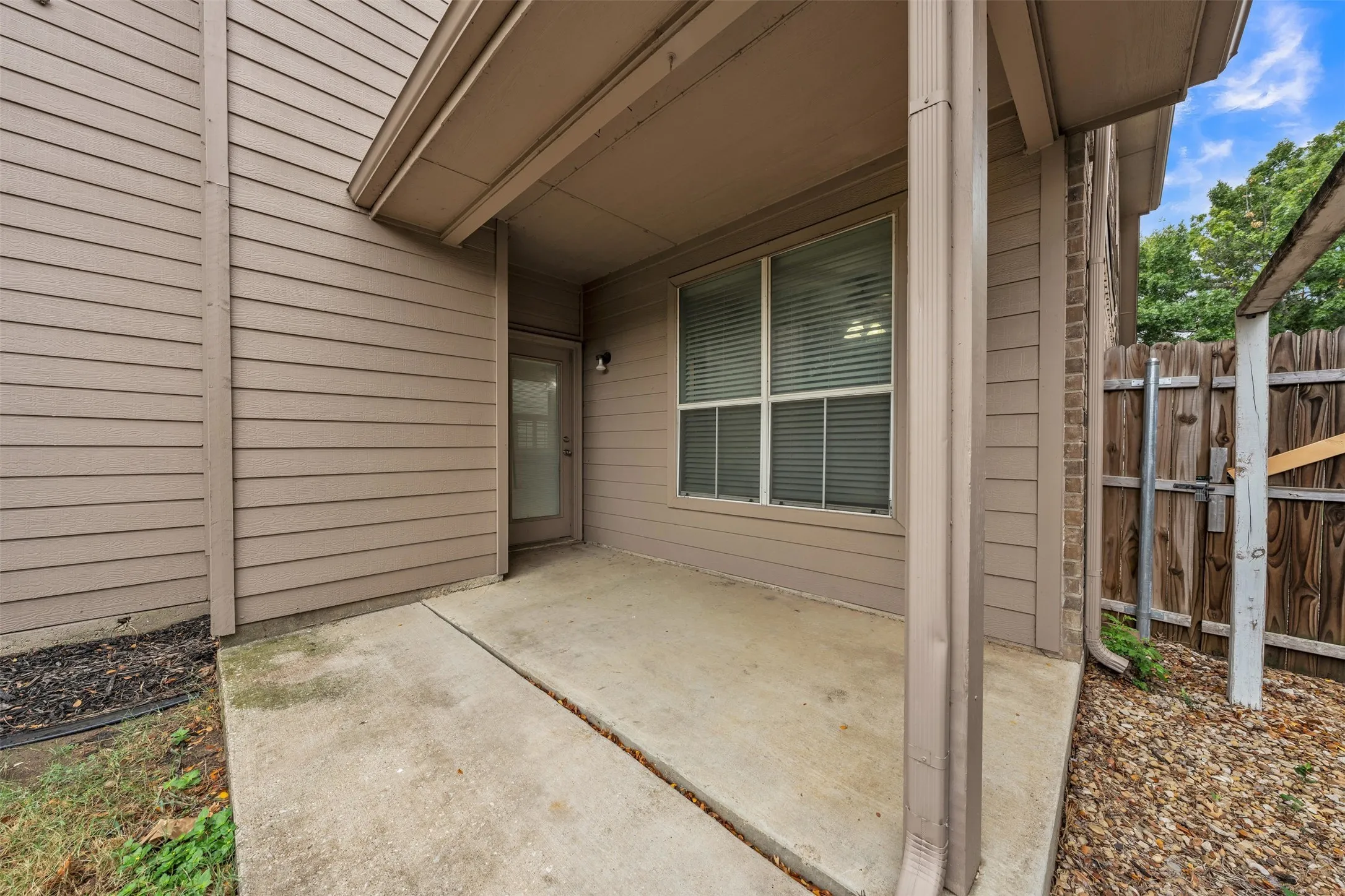 Single Family Residence For Sale in Tarrant County , 5448 Pecan Creek Circle, Fort Worth, Texas 76244, 3 Bedroom, 3 Bathroom, 2 Garage spaces, 1,985 Sqft, built in 2002, mls#21403241, Real Estate Agent in Fort Worth, Homes For Sale in Tarrant county, Homes For Sale in Fort Worth, Realtor in Fort Worth Texas, Real Estate Brokerage Independent Realty Texas, Luminita Cordes Realtor