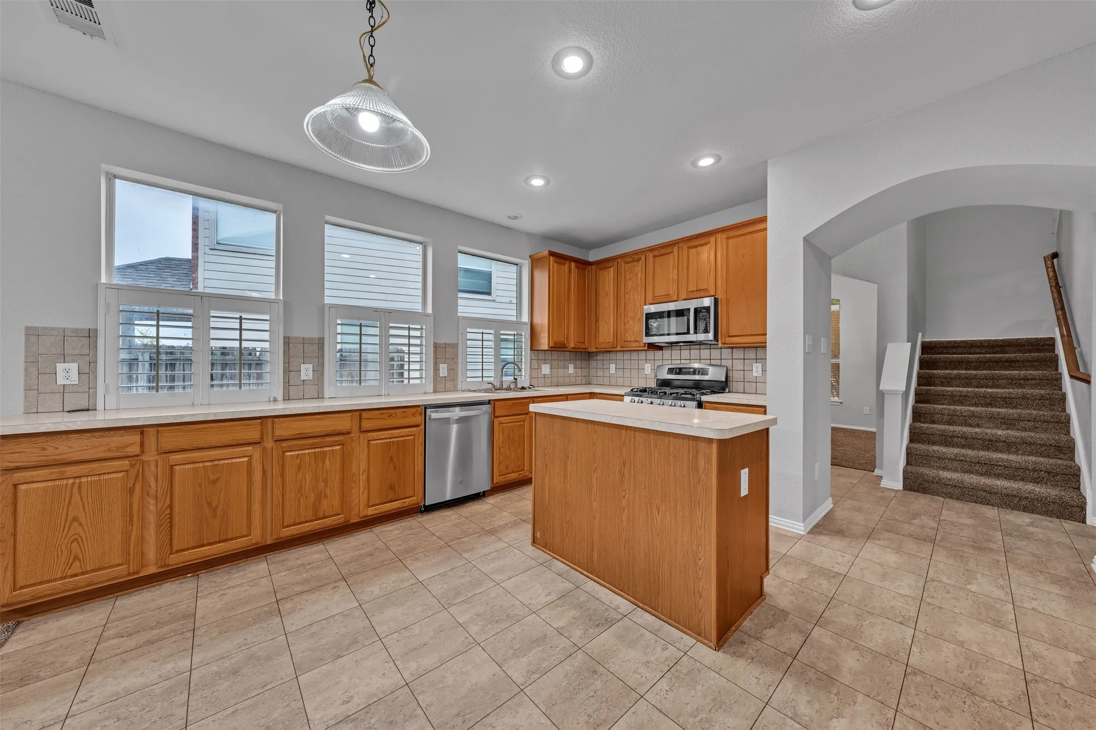 Single Family Residence For Sale in Tarrant County , 5448 Pecan Creek Circle, Fort Worth, Texas 76244, 3 Bedroom, 3 Bathroom, 2 Garage spaces, 1,985 Sqft, built in 2002, mls#21403241, Real Estate Agent in Fort Worth, Homes For Sale in Tarrant county, Homes For Sale in Fort Worth, Realtor in Fort Worth Texas, Real Estate Brokerage Independent Realty Texas, Luminita Cordes Realtor