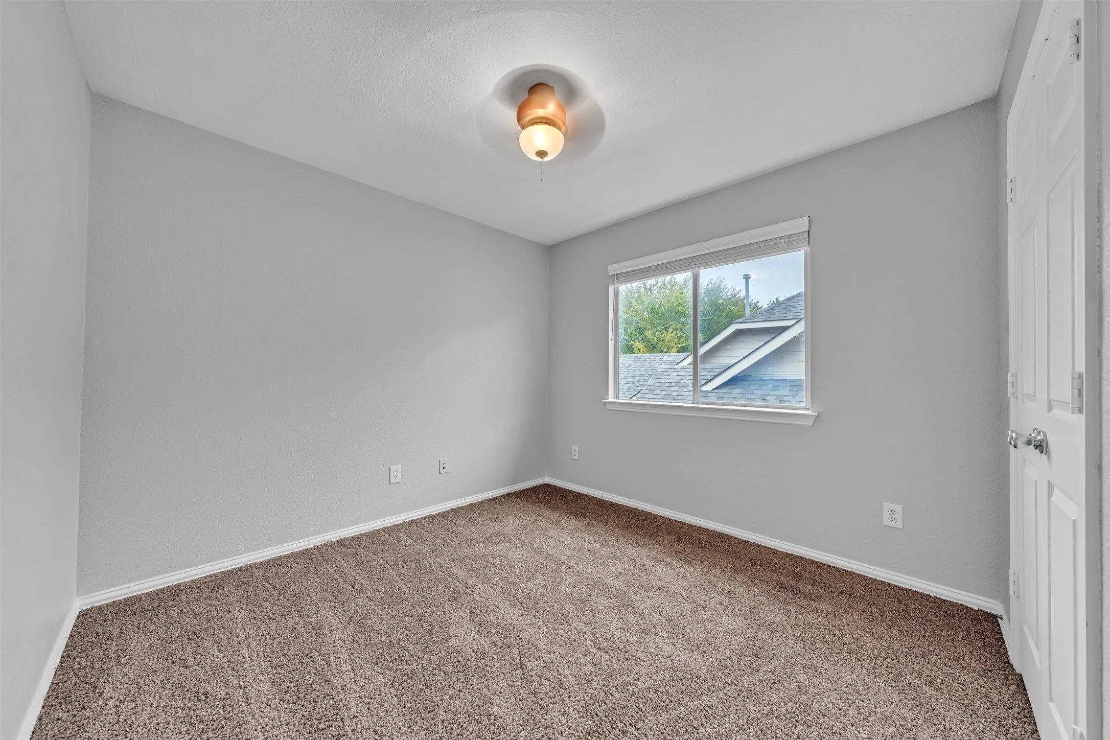 Single Family Residence For Sale in Tarrant County , 5448 Pecan Creek Circle, Fort Worth, Texas 76244, 3 Bedroom, 3 Bathroom, 2 Garage spaces, 1,985 Sqft, built in 2002, mls#21403241, Real Estate Agent in Fort Worth, Homes For Sale in Tarrant county, Homes For Sale in Fort Worth, Realtor in Fort Worth Texas, Real Estate Brokerage Independent Realty Texas, Luminita Cordes Realtor