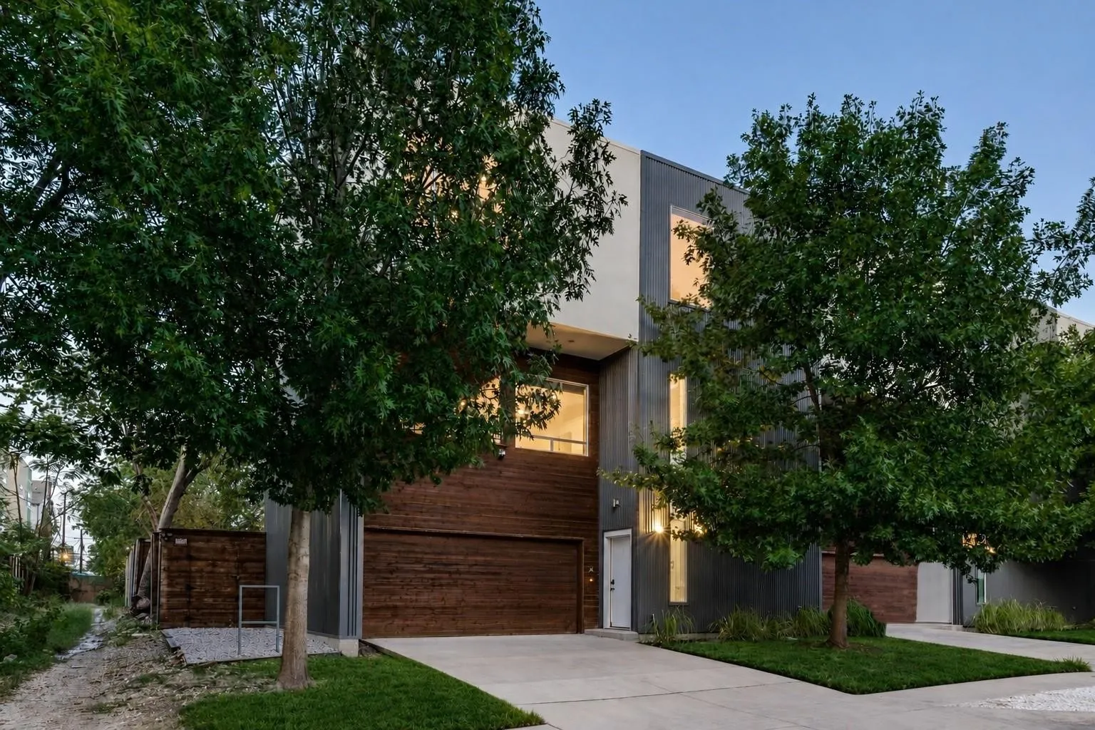 Single Family Residence For Rent in Dallas County , 4401 Roseland Avenue A, Dallas, Texas 75204, 2 Bedroom, 3 Bathroom, 2 Garage spaces, 1,773 Sqft, built in 2014, mls#21403257, Real Estate Agent in Dallas, Homes For Rent in Dallas county, Homes For Rent in Dallas, Realtor in Dallas Texas, Real Estate Brokerage Independent Realty Texas, Luminita Cordes Realtor
