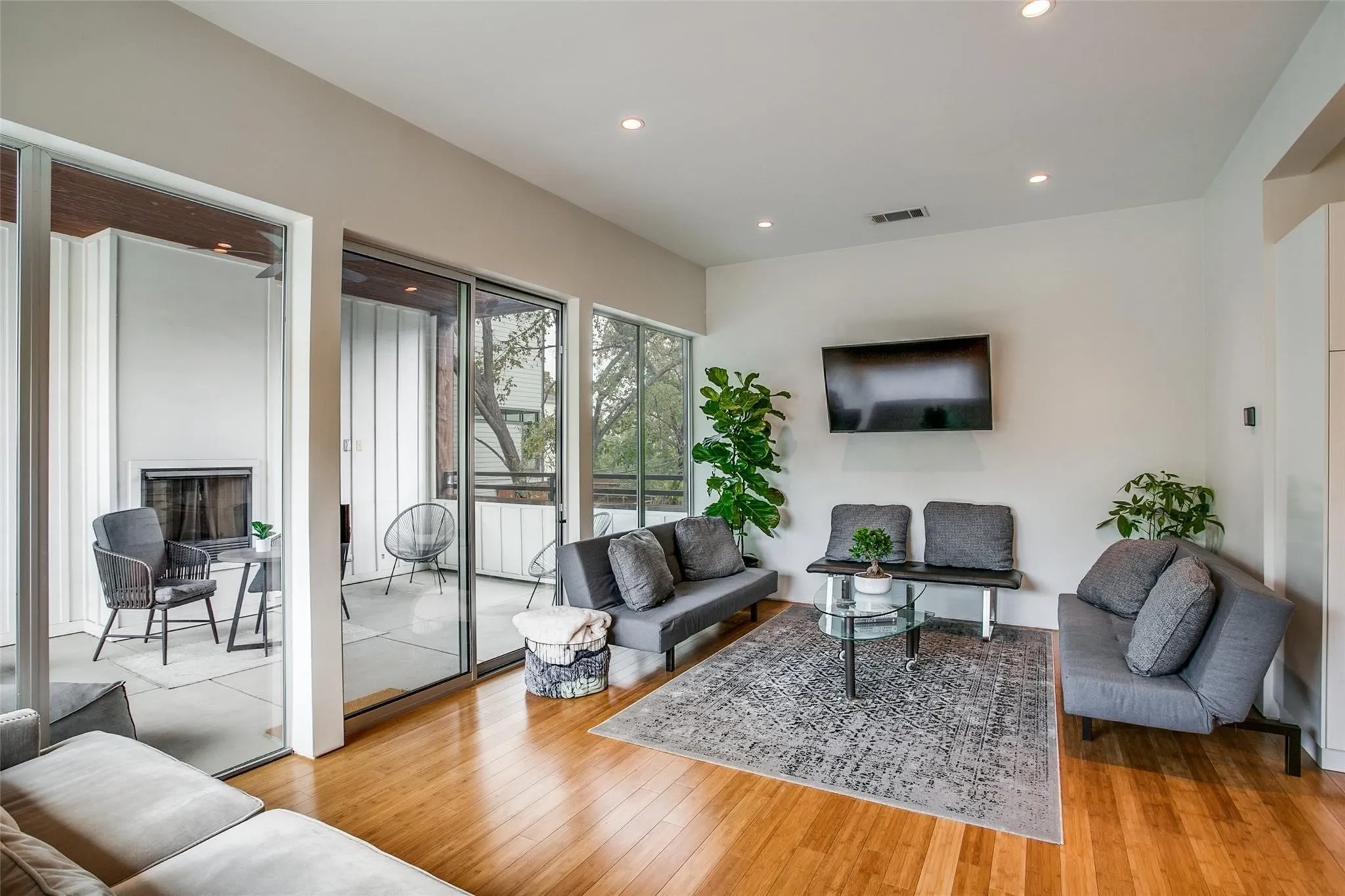 Single Family Residence For Rent in Dallas County , 4401 Roseland Avenue A, Dallas, Texas 75204, 2 Bedroom, 3 Bathroom, 2 Garage spaces, 1,773 Sqft, built in 2014, mls#21403257, Real Estate Agent in Dallas, Homes For Rent in Dallas county, Homes For Rent in Dallas, Realtor in Dallas Texas, Real Estate Brokerage Independent Realty Texas, Luminita Cordes Realtor