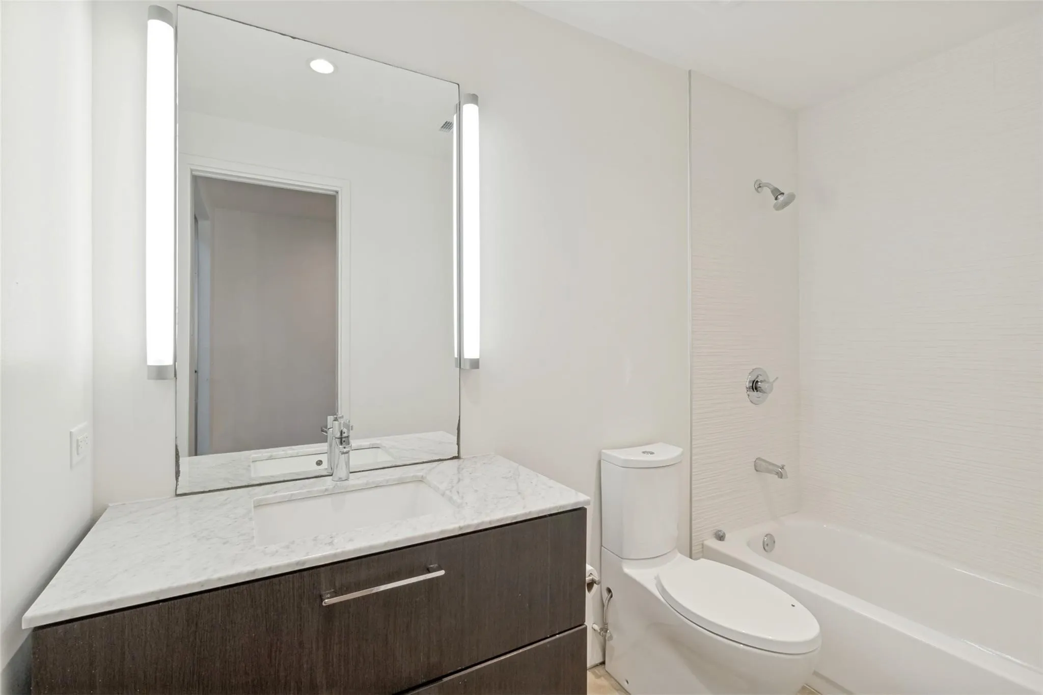 Single Family Residence For Rent in Dallas County , 4401 Roseland Avenue A, Dallas, Texas 75204, 2 Bedroom, 3 Bathroom, 2 Garage spaces, 1,773 Sqft, built in 2014, mls#21403257, Real Estate Agent in Dallas, Homes For Rent in Dallas county, Homes For Rent in Dallas, Realtor in Dallas Texas, Real Estate Brokerage Independent Realty Texas, Luminita Cordes Realtor