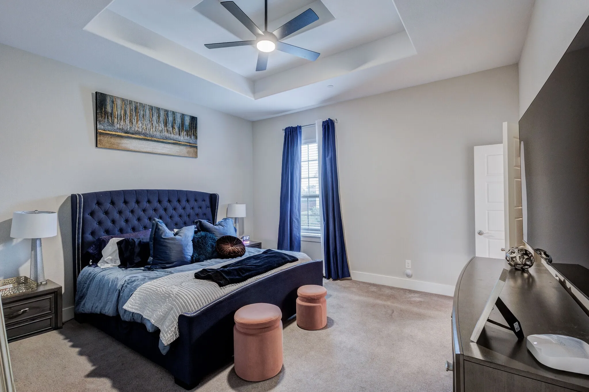 Recessed tray ceiling with integrated lighting and ceiling fan