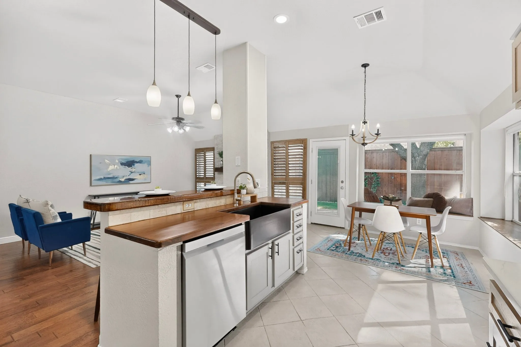 Single Family Residence For Sale in Denton County , 1017 Sun Ridge Drive, Flower Mound, Texas 75028, 3 Bedroom, 2 Bathroom, 2 Garage spaces, 1,710 Sqft, built in 1995, mls#21402704, Real Estate Agent in Flower Mound, Homes For Sale in Denton county, Homes For Sale in Flower Mound, Realtor in Flower Mound Texas, Real Estate Brokerage Independent Realty Texas, Luminita Cordes Realtor
