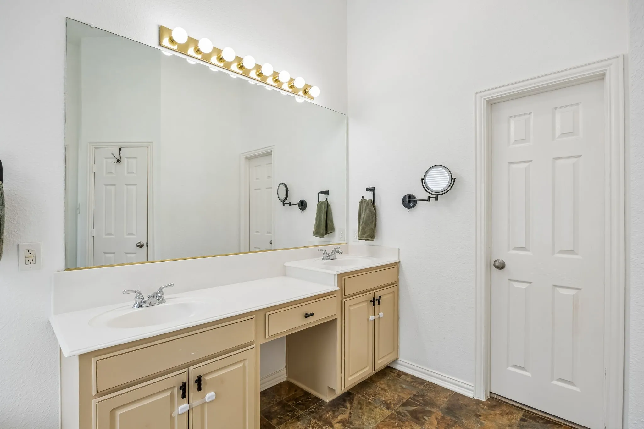 Single Family Residence For Sale in Collin County , 7462 Chinaberry Lane, Frisco, Texas 75033, 4 Bedroom, 2 Bathroom, 3 Garage spaces, 2,510 Sqft, built in 2002, mls#21403215, Real Estate Agent in Frisco, Homes For Sale in Collin county, Homes For Sale in Frisco, Realtor in Frisco Texas, Real Estate Brokerage Independent Realty Texas, Luminita Cordes Realtor