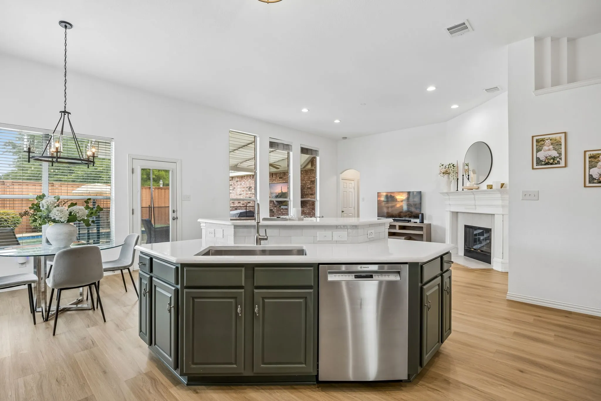 Single Family Residence For Sale in Collin County , 7462 Chinaberry Lane, Frisco, Texas 75033, 4 Bedroom, 2 Bathroom, 3 Garage spaces, 2,510 Sqft, built in 2002, mls#21403215, Real Estate Agent in Frisco, Homes For Sale in Collin county, Homes For Sale in Frisco, Realtor in Frisco Texas, Real Estate Brokerage Independent Realty Texas, Luminita Cordes Realtor
