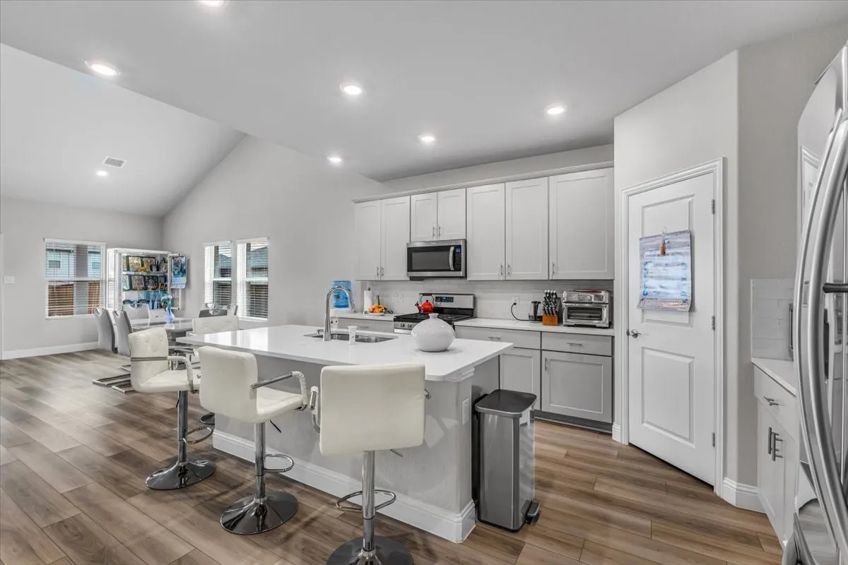 Single Family Residence For Rent in Tarrant County , 5665 Castle Peak Bend, Fort Worth, Texas 76126, 5 Bedroom, 3 Bathroom, 2 Garage spaces, 3,060 Sqft, built in 2022, mls#21401373, Real Estate Agent in Fort Worth, Homes For Rent in Tarrant county, Homes For Rent in Fort Worth, Realtor in Fort Worth Texas, Real Estate Brokerage Independent Realty Texas, Luminita Cordes Realtor