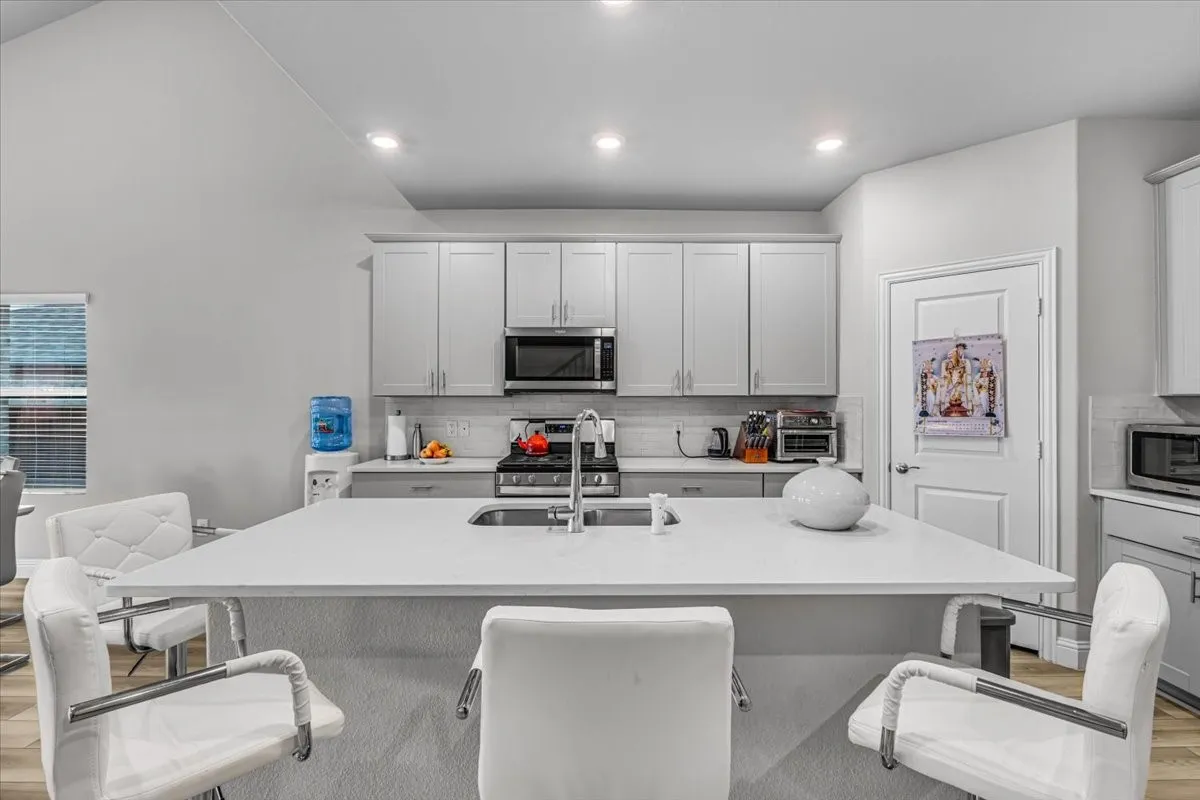 Single Family Residence For Rent in Tarrant County , 5665 Castle Peak Bend, Fort Worth, Texas 76126, 5 Bedroom, 3 Bathroom, 2 Garage spaces, 3,060 Sqft, built in 2022, mls#21401373, Real Estate Agent in Fort Worth, Homes For Rent in Tarrant county, Homes For Rent in Fort Worth, Realtor in Fort Worth Texas, Real Estate Brokerage Independent Realty Texas, Luminita Cordes Realtor