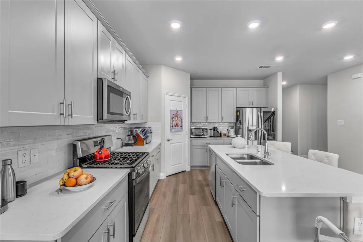 Single Family Residence For Rent in Tarrant County , 5665 Castle Peak Bend, Fort Worth, Texas 76126, 5 Bedroom, 3 Bathroom, 2 Garage spaces, 3,060 Sqft, built in 2022, mls#21401373, Real Estate Agent in Fort Worth, Homes For Rent in Tarrant county, Homes For Rent in Fort Worth, Realtor in Fort Worth Texas, Real Estate Brokerage Independent Realty Texas, Luminita Cordes Realtor
