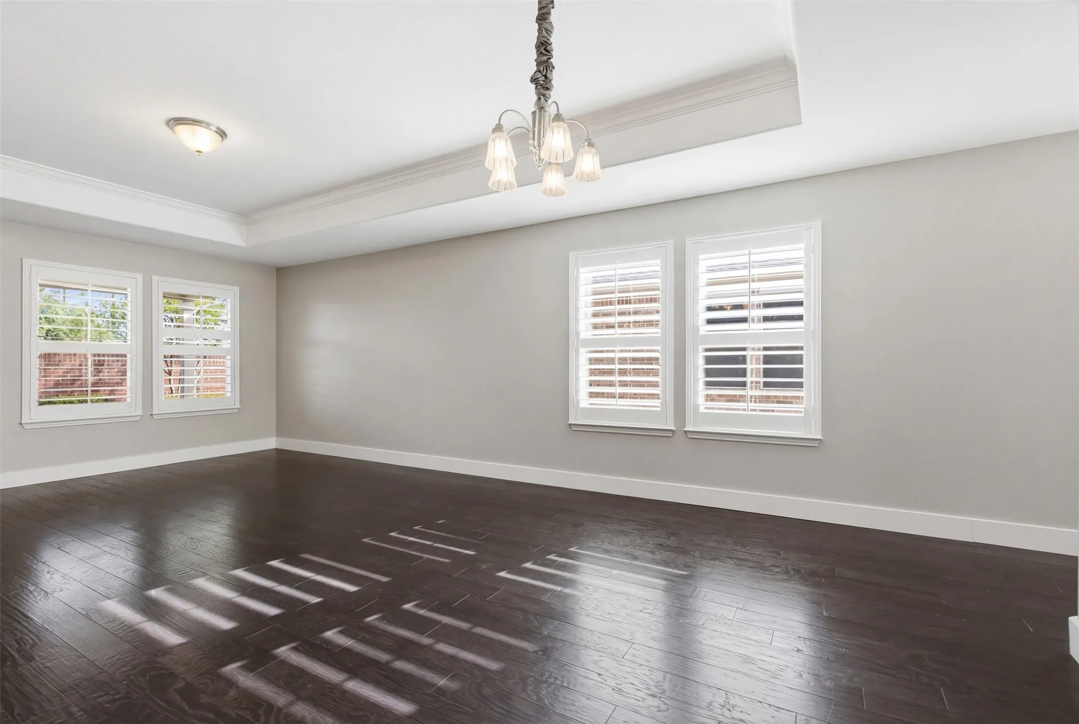 Tray ceiling with crown molding