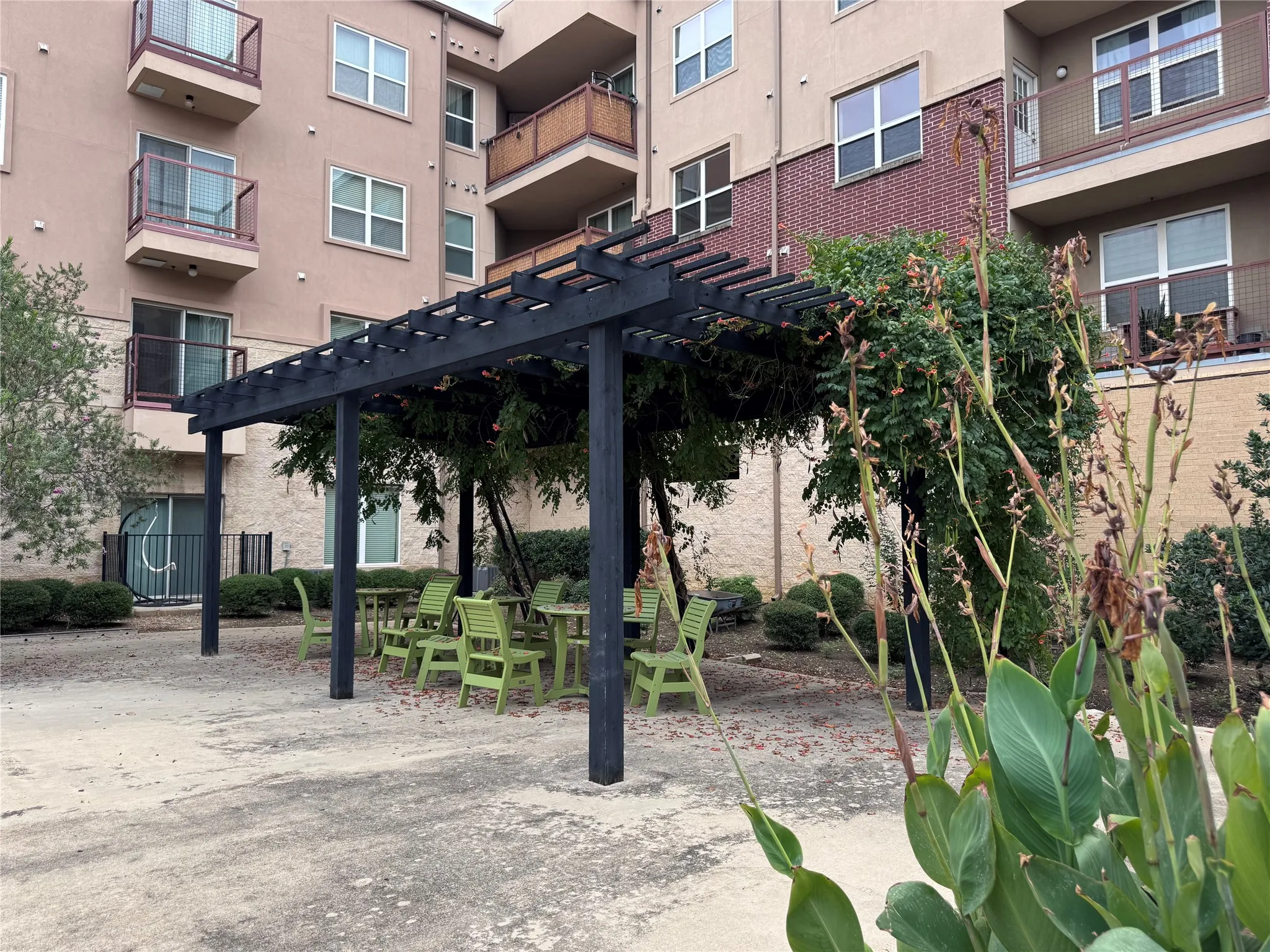 Open-air pergola structure with integrated plantings