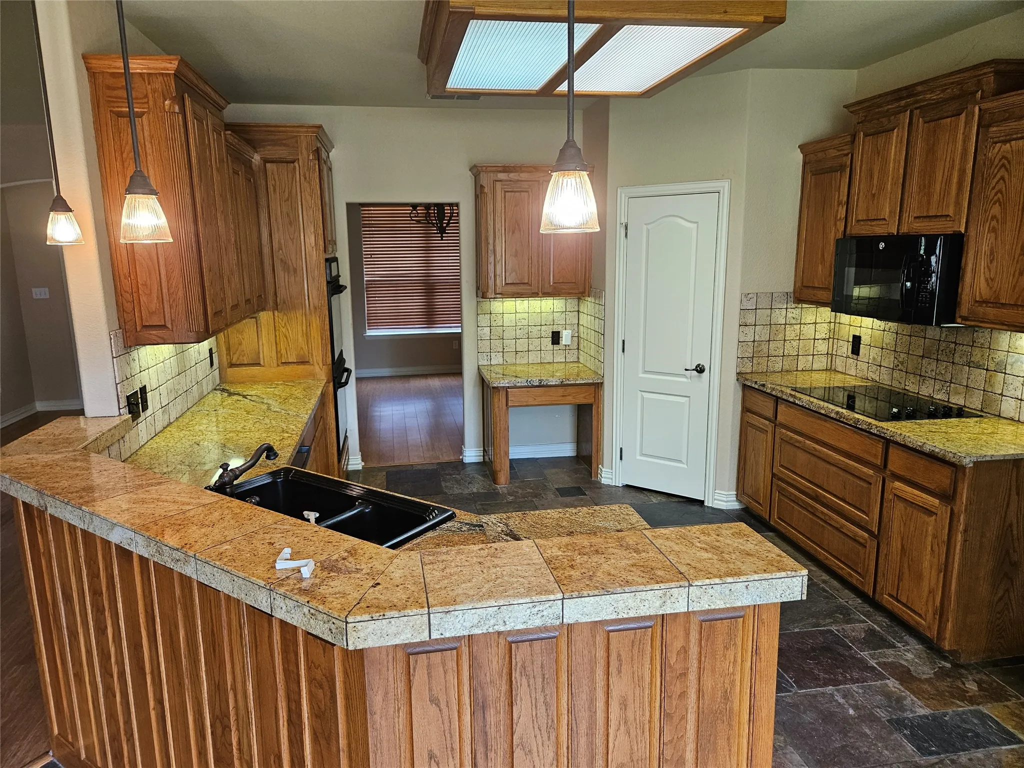 Single Family Residence For Sale in Somervell County , 103 Heritage Place, Glen Rose, Texas 76043, 3 Bedroom, 3 Bathroom, 2 Garage spaces, 2,272 Sqft, built in 2005, mls#21403325, Real Estate Agent in Glen Rose, Homes For Sale in Somervell county, Homes For Sale in Glen Rose, Realtor in Glen Rose Texas, Real Estate Brokerage Independent Realty Texas, Luminita Cordes Realtor