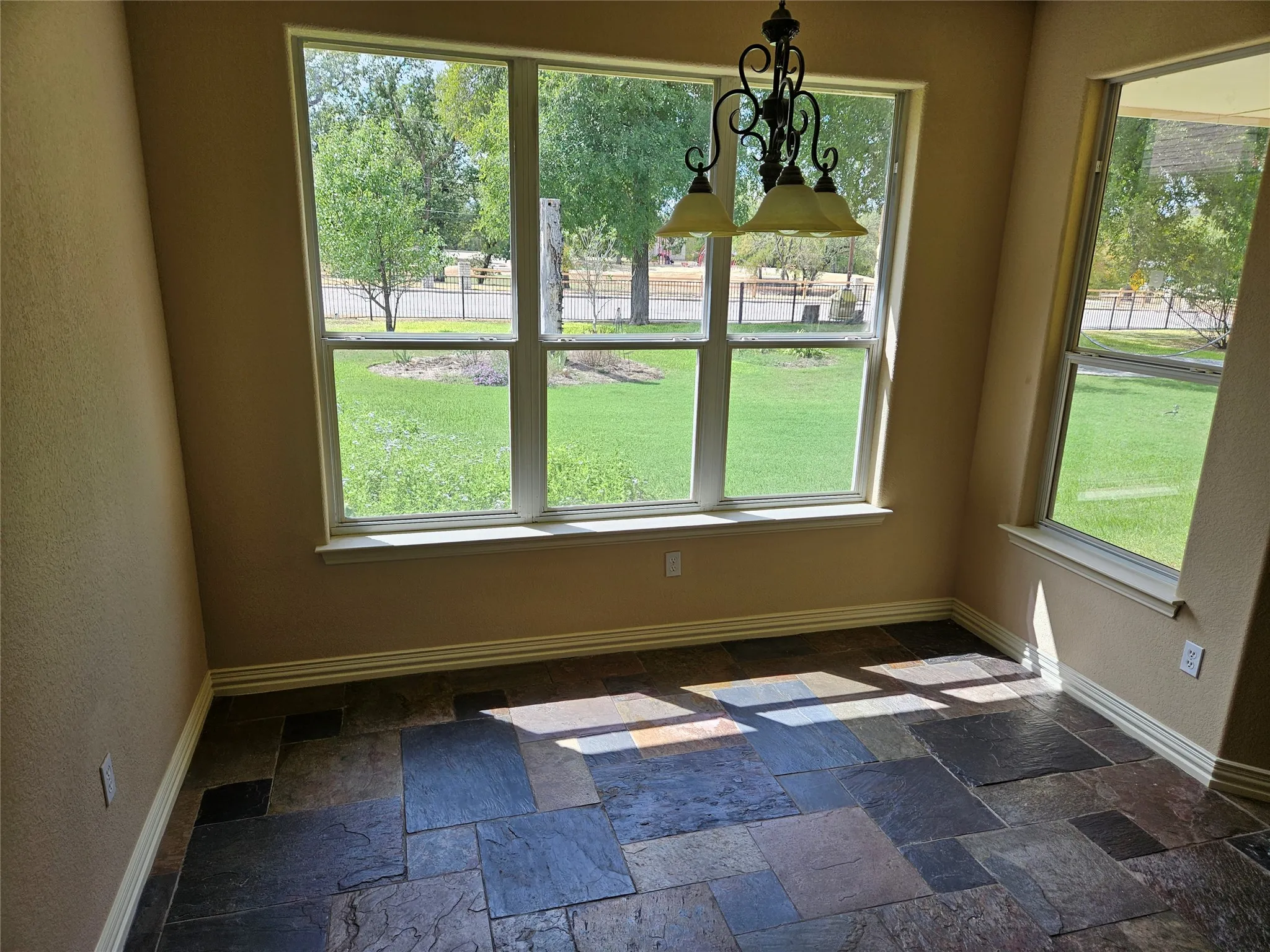 Single Family Residence For Sale in Somervell County , 103 Heritage Place, Glen Rose, Texas 76043, 3 Bedroom, 3 Bathroom, 2 Garage spaces, 2,272 Sqft, built in 2005, mls#21403325, Real Estate Agent in Glen Rose, Homes For Sale in Somervell county, Homes For Sale in Glen Rose, Realtor in Glen Rose Texas, Real Estate Brokerage Independent Realty Texas, Luminita Cordes Realtor