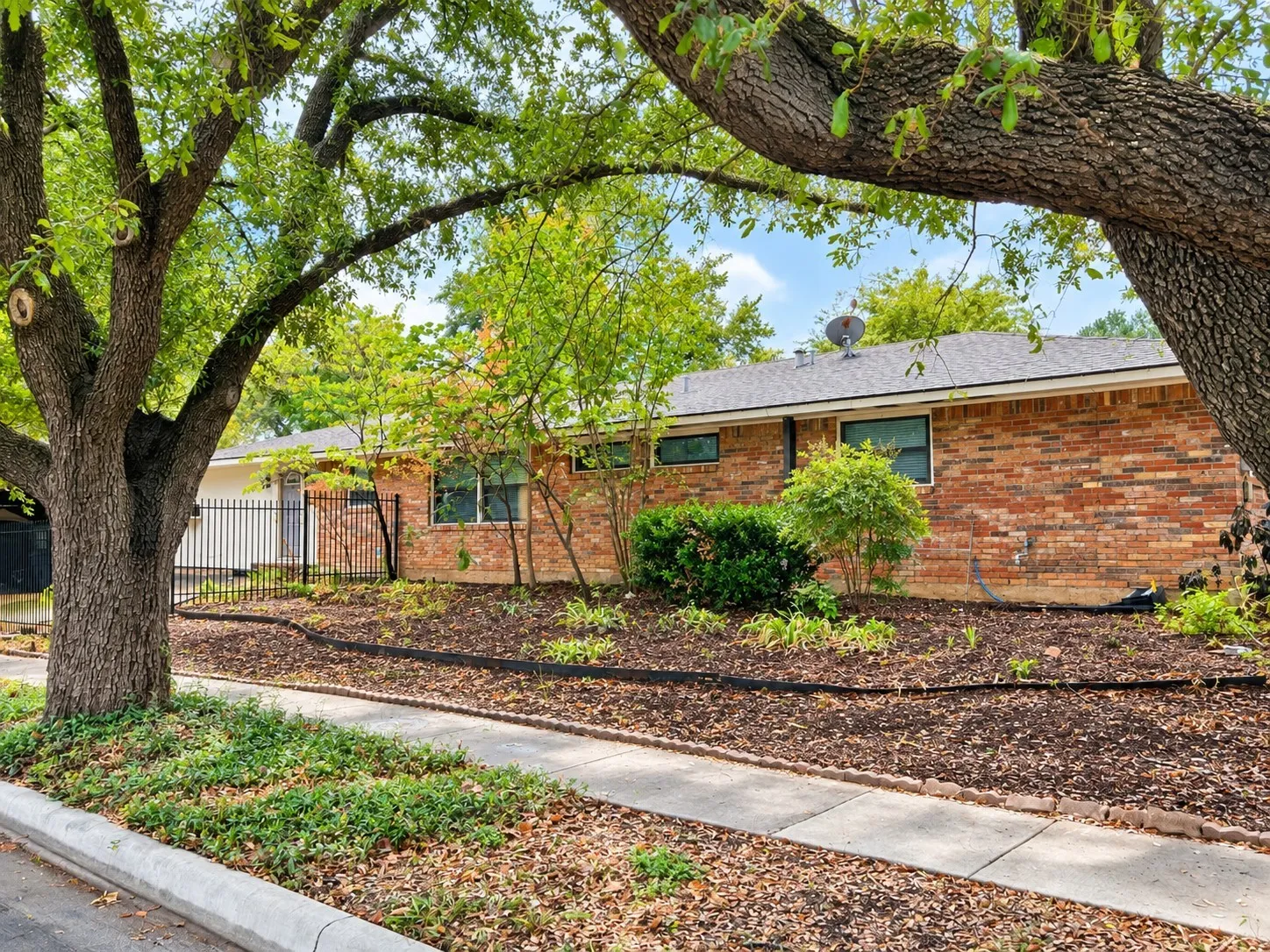 Single Family Residence For Sale in Dallas County , 3544 Timberview Road, Dallas, Texas 75229, 4 Bedroom, 2 Bathroom, Garage spaces, 1,839 Sqft, built in 1956, mls#21403320, Real Estate Agent in Dallas, Homes For Sale in Dallas county, Homes For Sale in Dallas, Realtor in Dallas Texas, Real Estate Brokerage Independent Realty Texas, Luminita Cordes Realtor