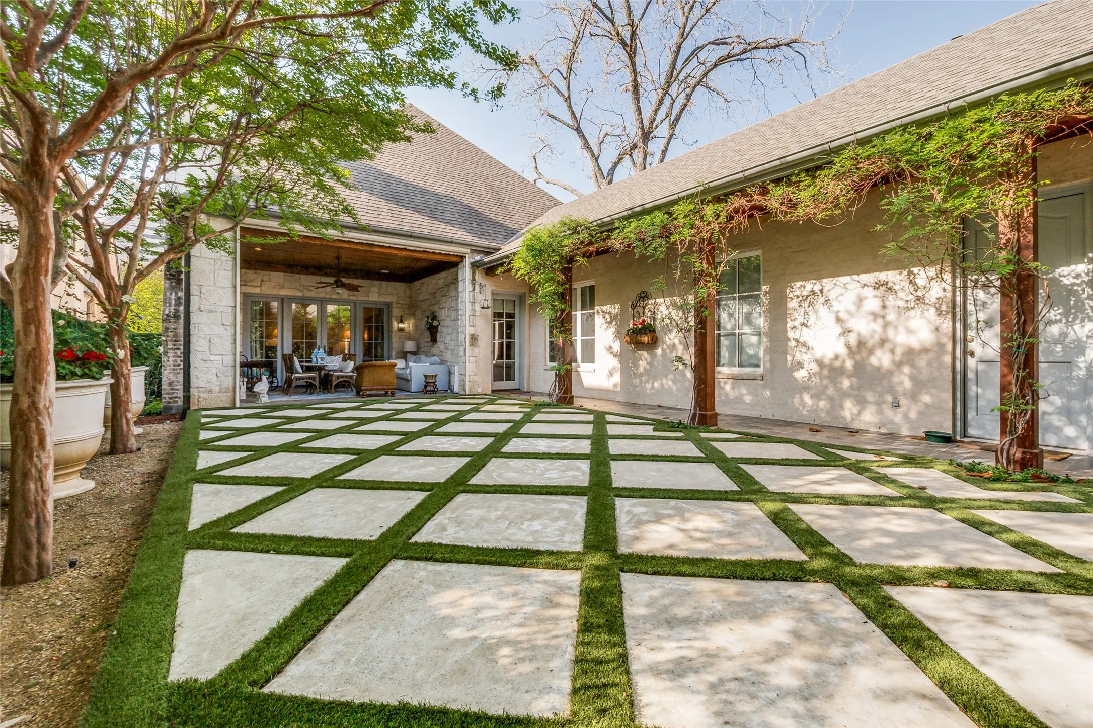 Single Family Residence For Sale in Dallas County , 4327 Irving Avenue, Dallas, Texas 75219, 4 Bedroom, 5 Bathroom, 2 Garage spaces, 4,902 Sqft, built in 2014, mls#21400378, Real Estate Agent in Dallas, Homes For Sale in Dallas county, Homes For Sale in Dallas, Realtor in Dallas Texas, Real Estate Brokerage Independent Realty Texas, Luminita Cordes Realtor