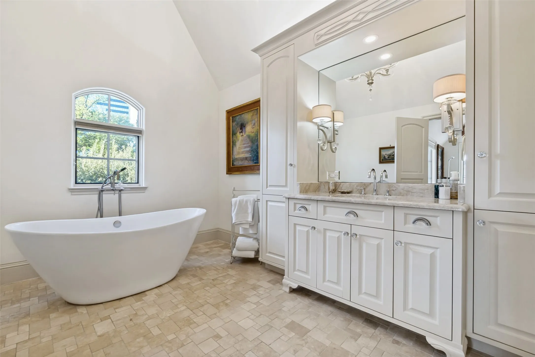 Single Family Residence For Sale in Dallas County , 4327 Irving Avenue, Dallas, Texas 75219, 4 Bedroom, 5 Bathroom, 2 Garage spaces, 4,902 Sqft, built in 2014, mls#21400378, Real Estate Agent in Dallas, Homes For Sale in Dallas county, Homes For Sale in Dallas, Realtor in Dallas Texas, Real Estate Brokerage Independent Realty Texas, Luminita Cordes Realtor