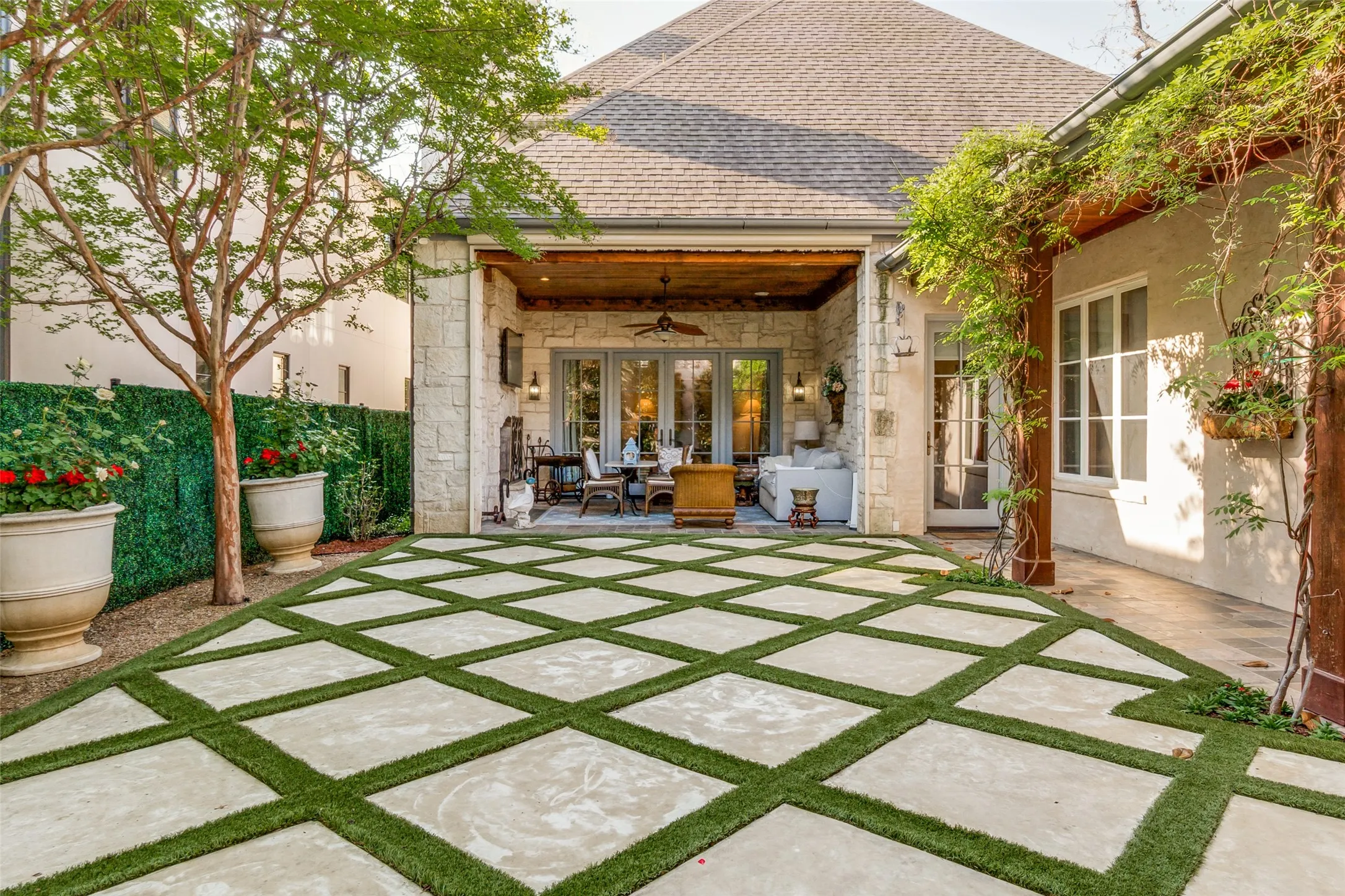 Single Family Residence For Sale in Dallas County , 4327 Irving Avenue, Dallas, Texas 75219, 4 Bedroom, 5 Bathroom, 2 Garage spaces, 4,902 Sqft, built in 2014, mls#21400378, Real Estate Agent in Dallas, Homes For Sale in Dallas county, Homes For Sale in Dallas, Realtor in Dallas Texas, Real Estate Brokerage Independent Realty Texas, Luminita Cordes Realtor
