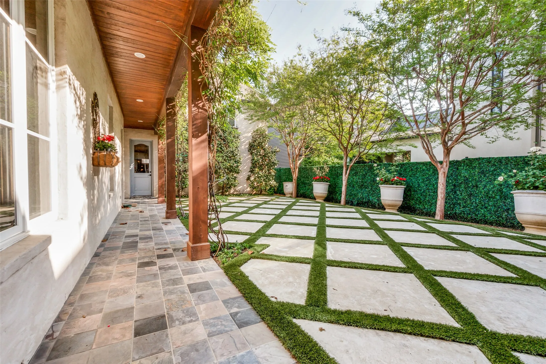 Single Family Residence For Sale in Dallas County , 4327 Irving Avenue, Dallas, Texas 75219, 4 Bedroom, 5 Bathroom, 2 Garage spaces, 4,902 Sqft, built in 2014, mls#21400378, Real Estate Agent in Dallas, Homes For Sale in Dallas county, Homes For Sale in Dallas, Realtor in Dallas Texas, Real Estate Brokerage Independent Realty Texas, Luminita Cordes Realtor